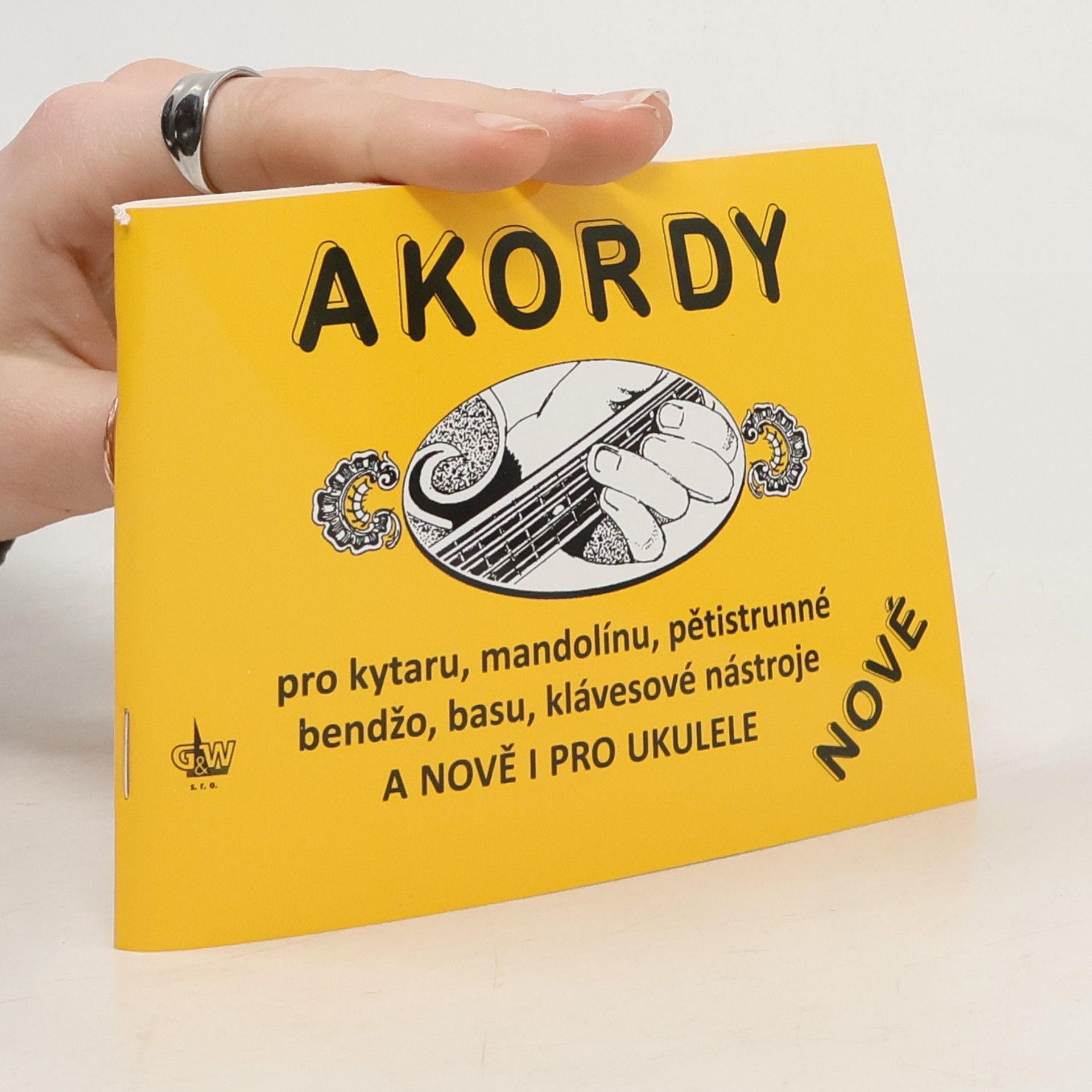Jiří Macek Akordy pro kytaru, mandolínu, pětistrunné bendžo, basu, klávesové nástroje a nově i pro ukulele : nové Akordy
