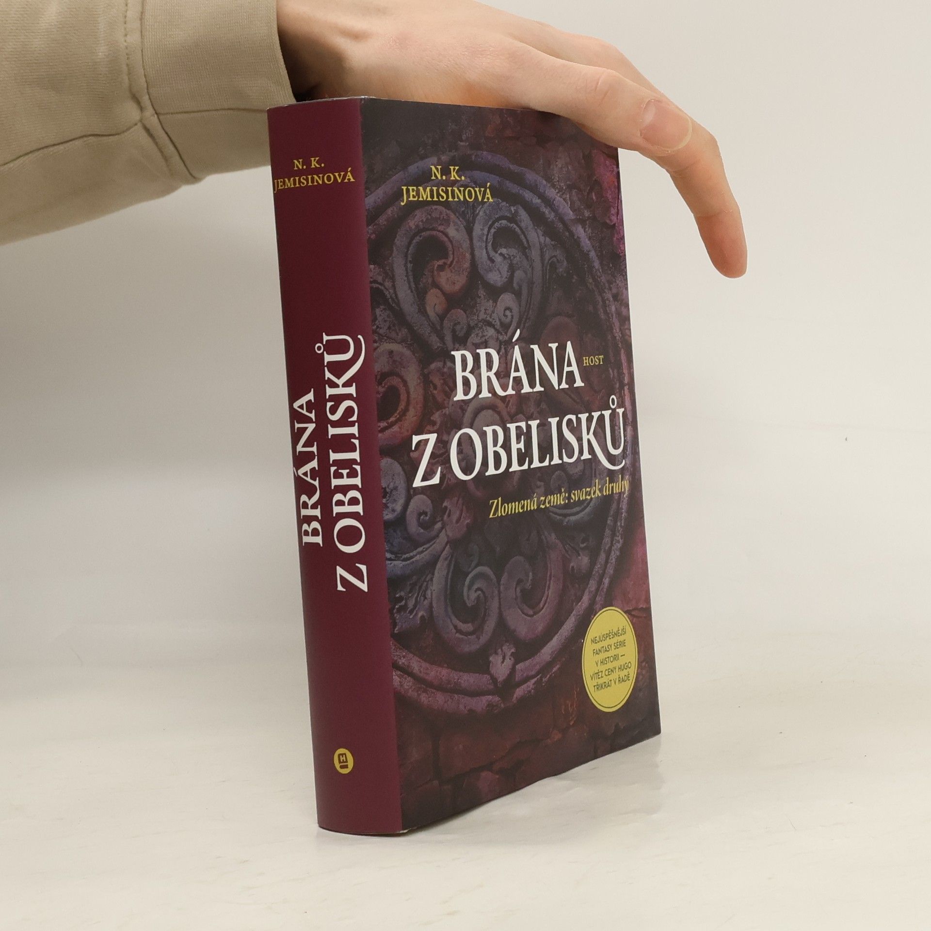 N. K. Jemisin Zlomená země. Svazek druhý, Brána z obelisků