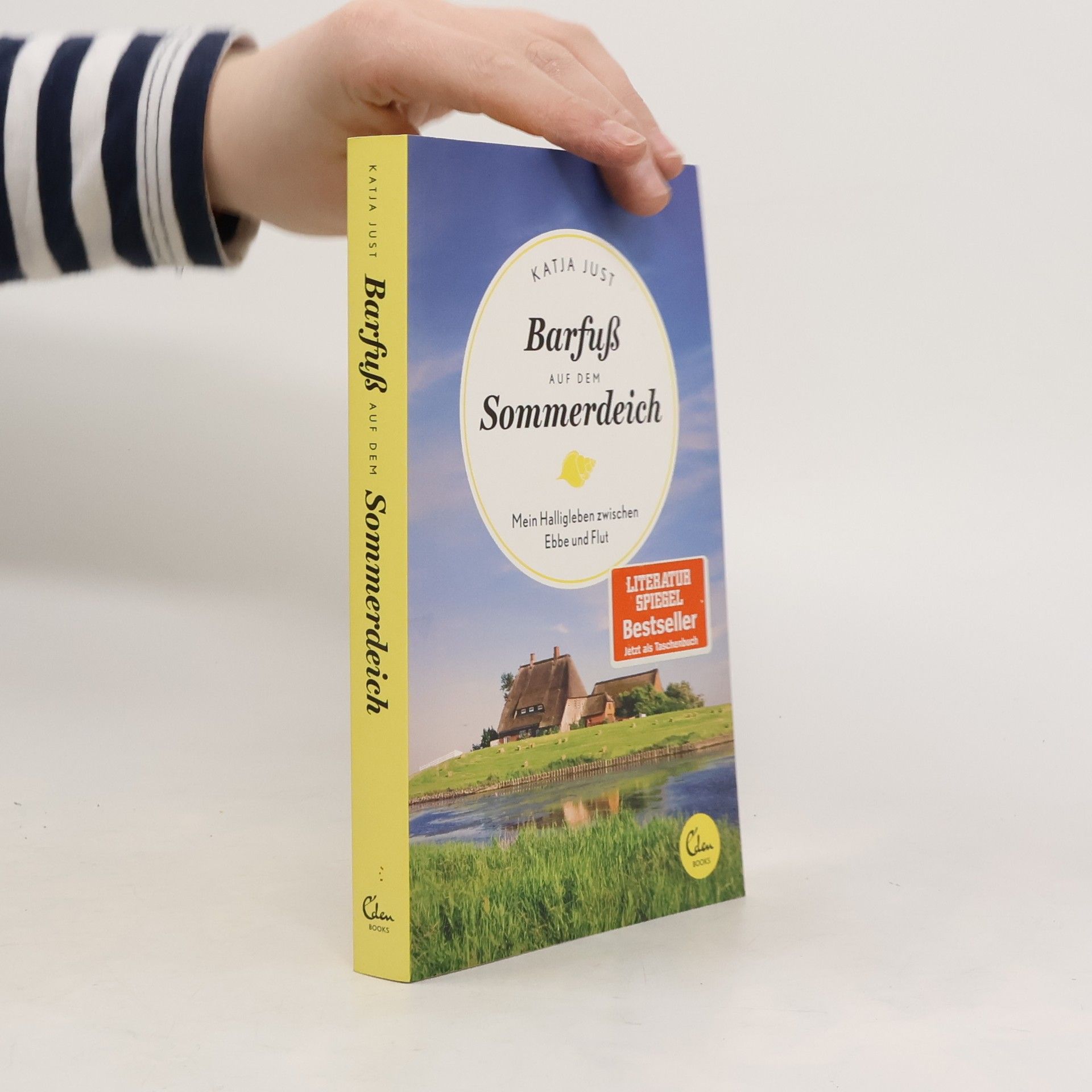 Katja Just Barfuß auf dem Sommerdeich