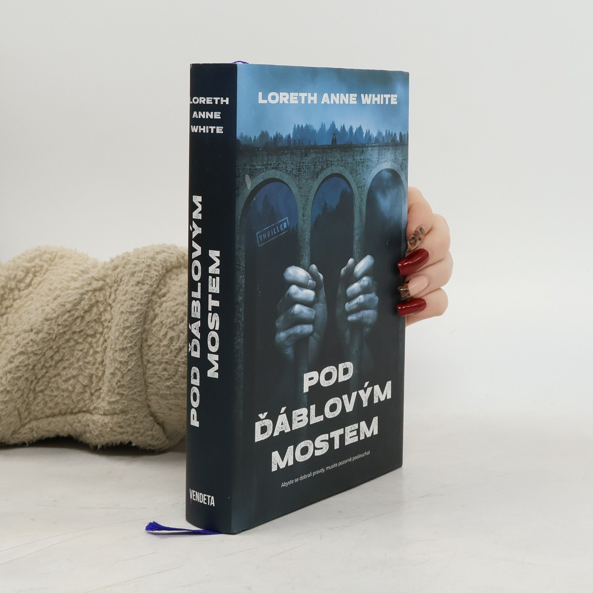 Loreth Anne White Pod ďáblovým mostem