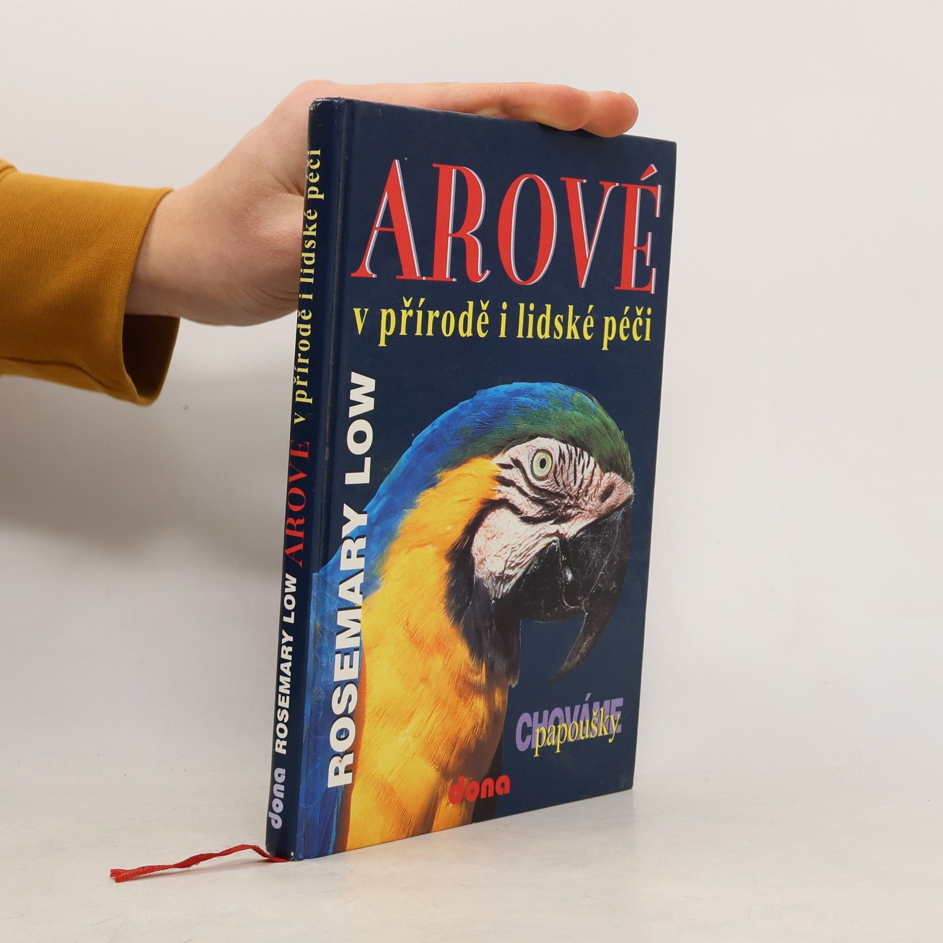 Rosemary Low Arové v přírodě i lidské péči