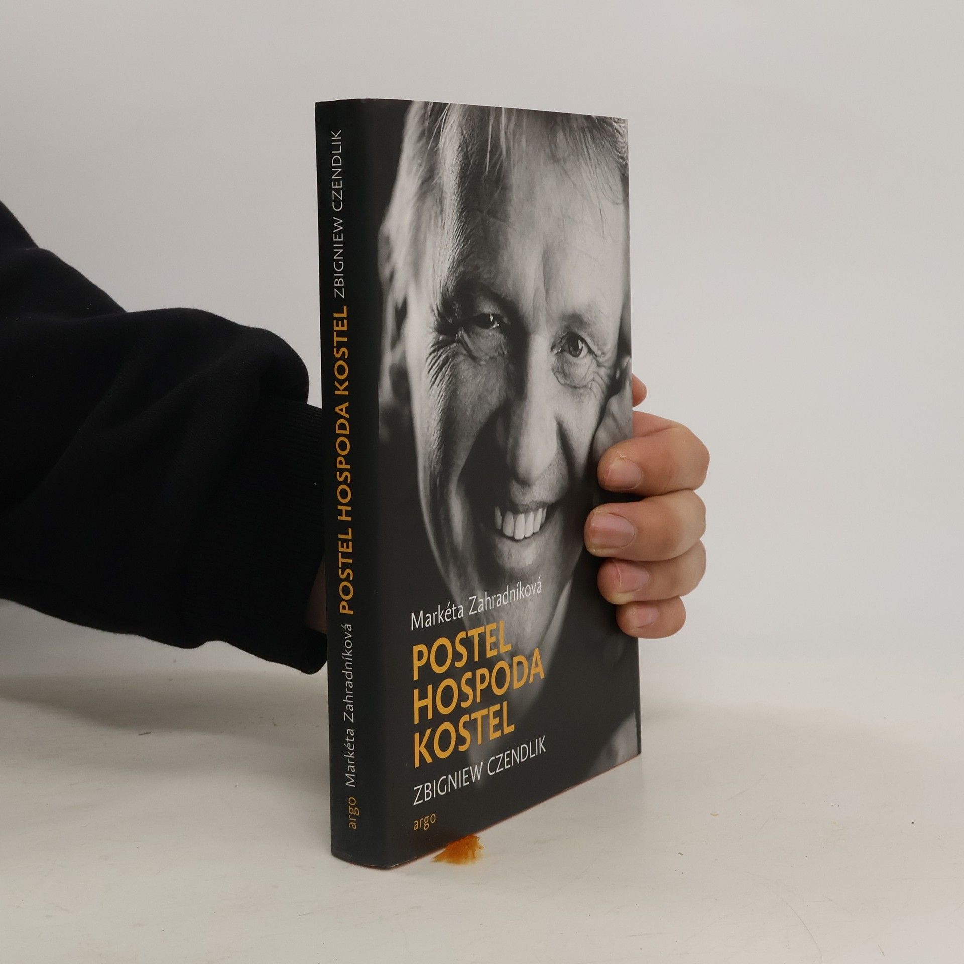 Zbigniew Czendlik Postel, hospoda, kostel