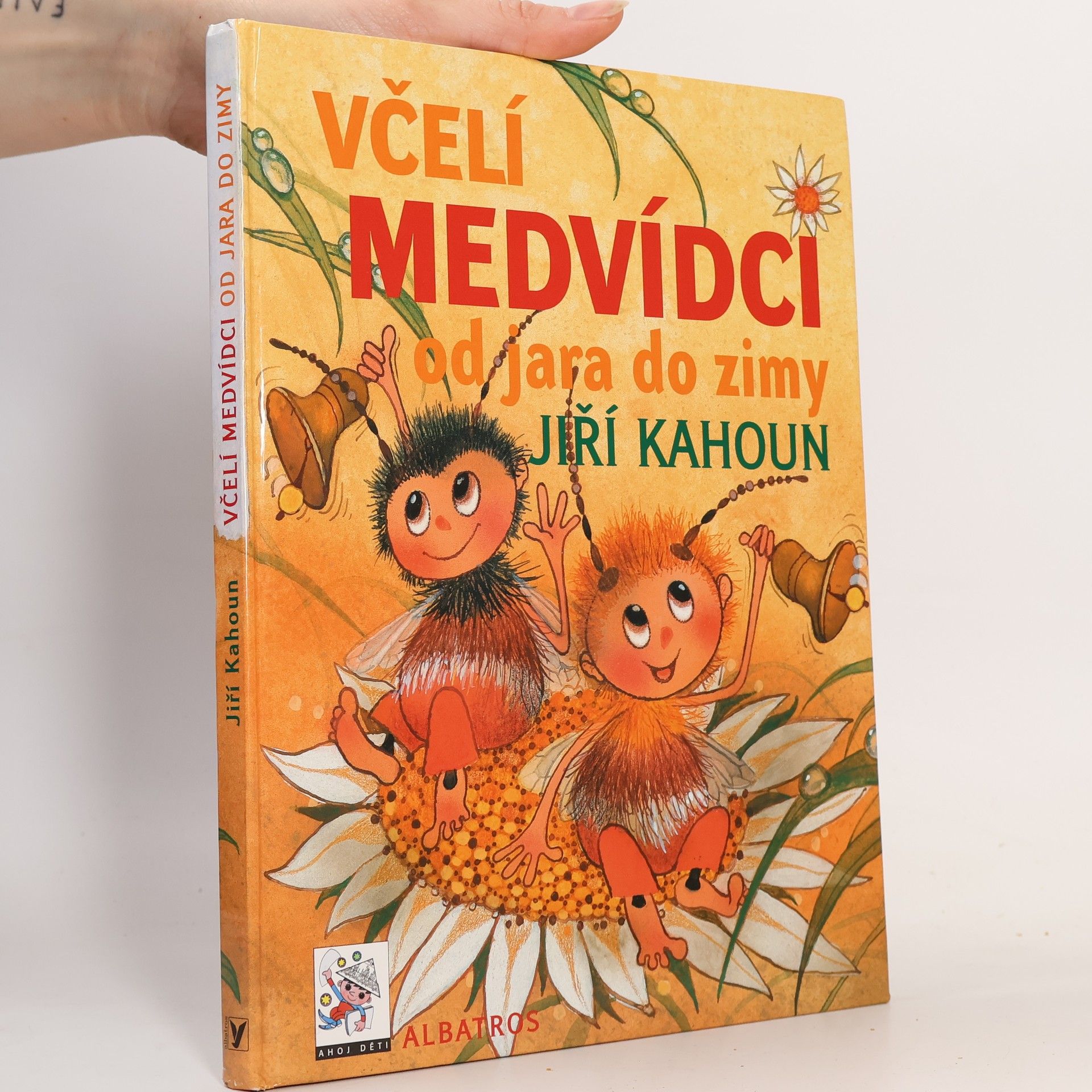 Včelí medvídci od jara do zimy