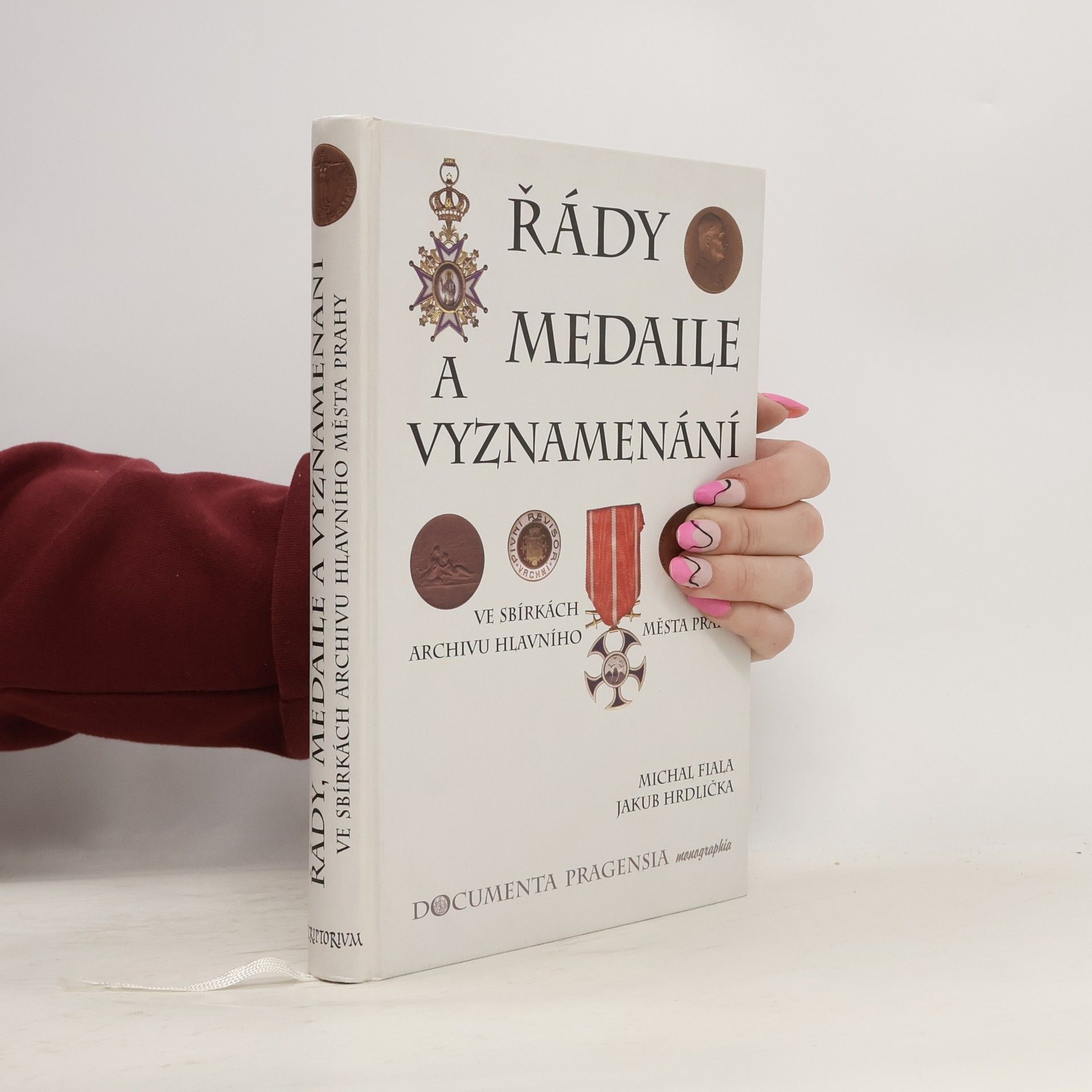 Řády, medaile a vyznamenání ve sbírkách Archivu hlavního města Prahy:1579-1998