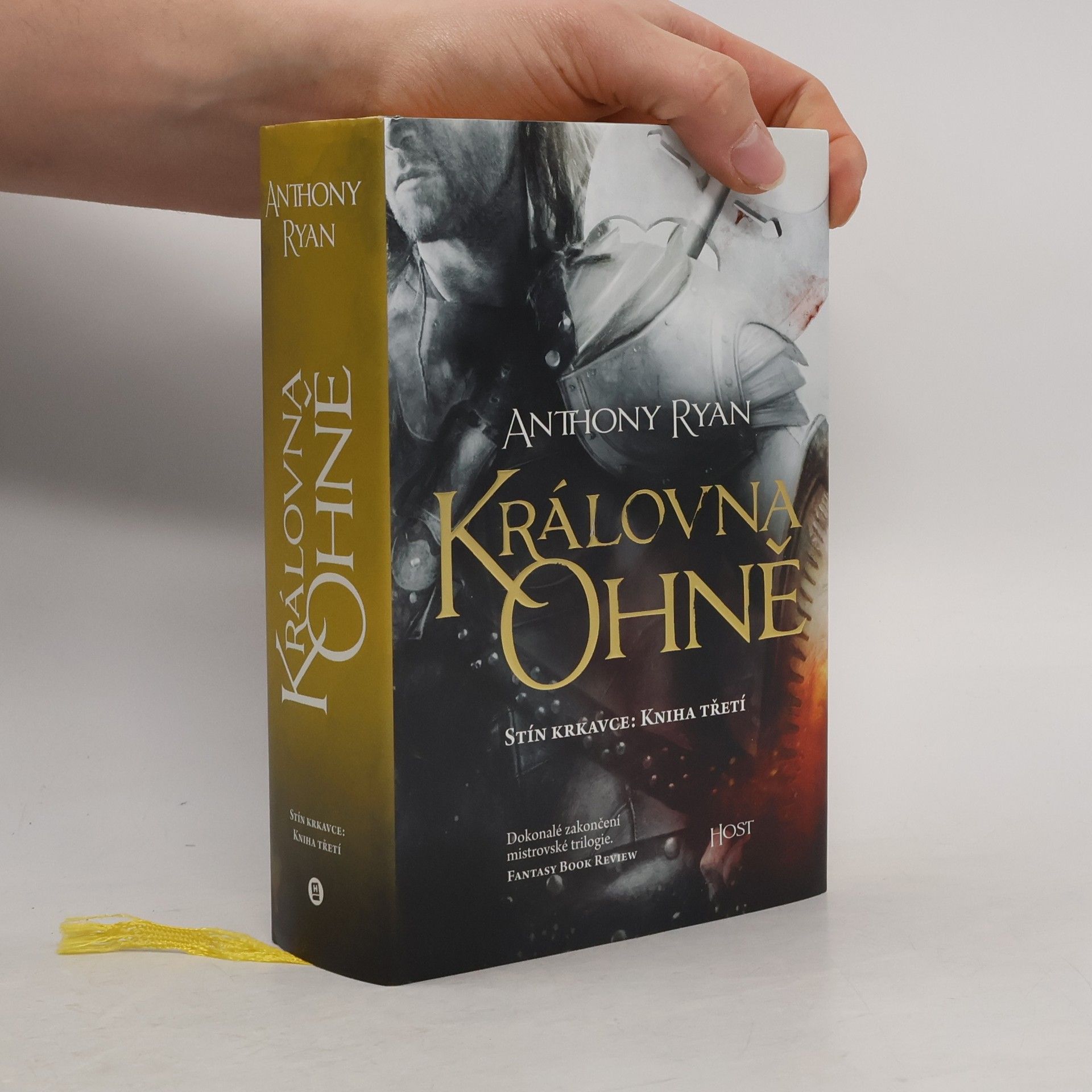 Anthony Ryan Královna ohně : stín krkavce. Kniha třetí