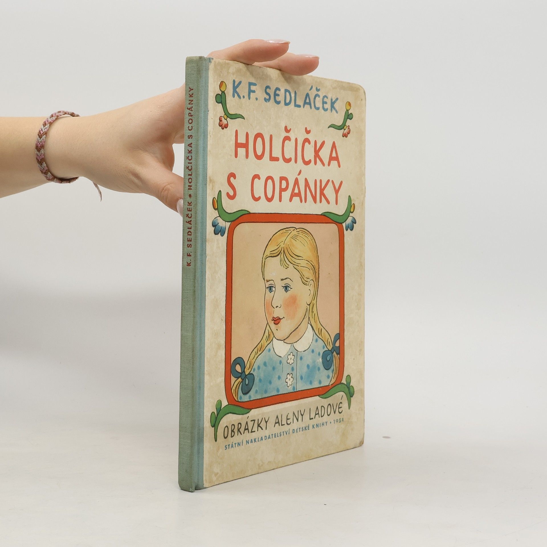 Ladová Alena Holčička s copánky