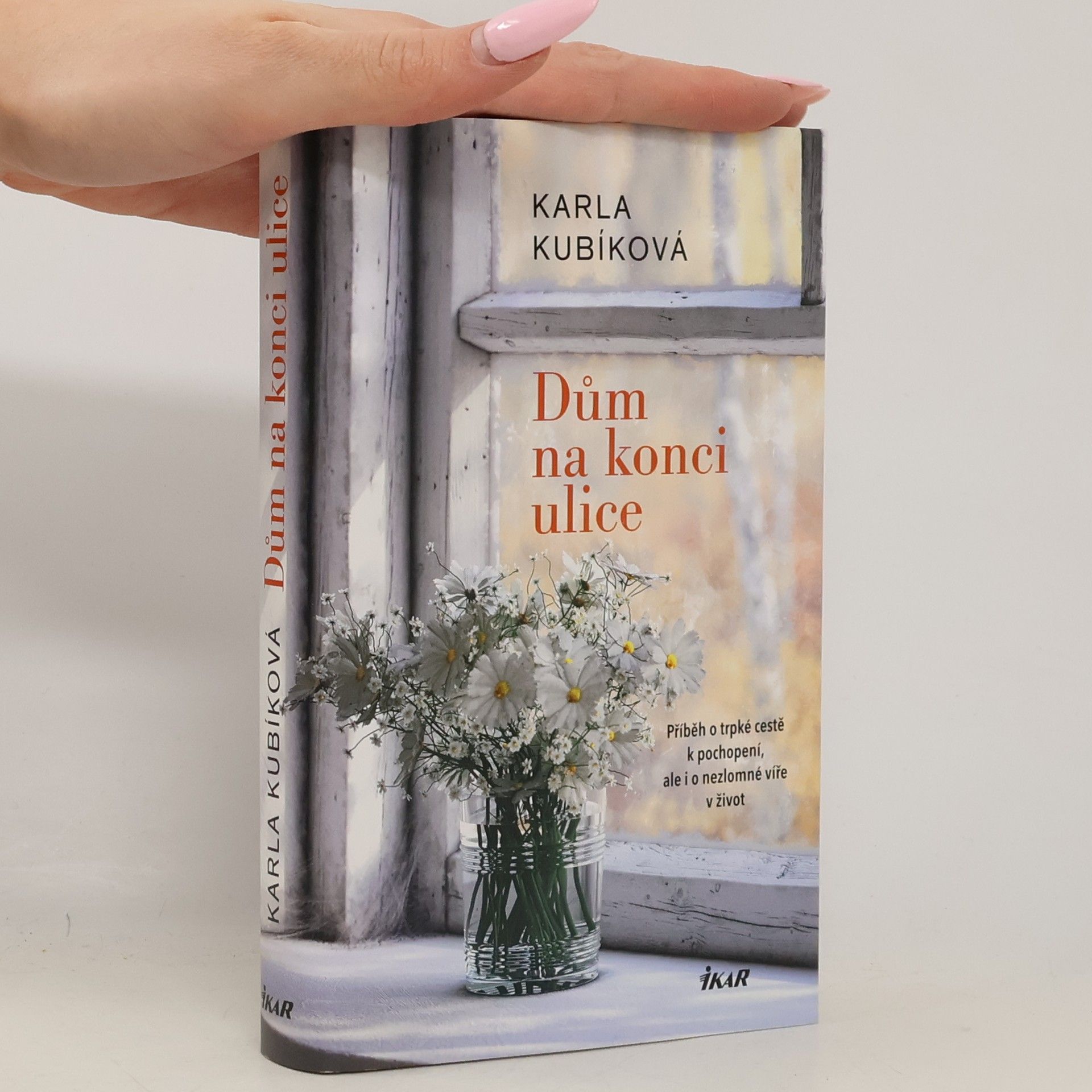 Karla Kubíková Dům na konci ulice. Příběh o trpké cestě k pochopení, ale i o nezlomné víře v život