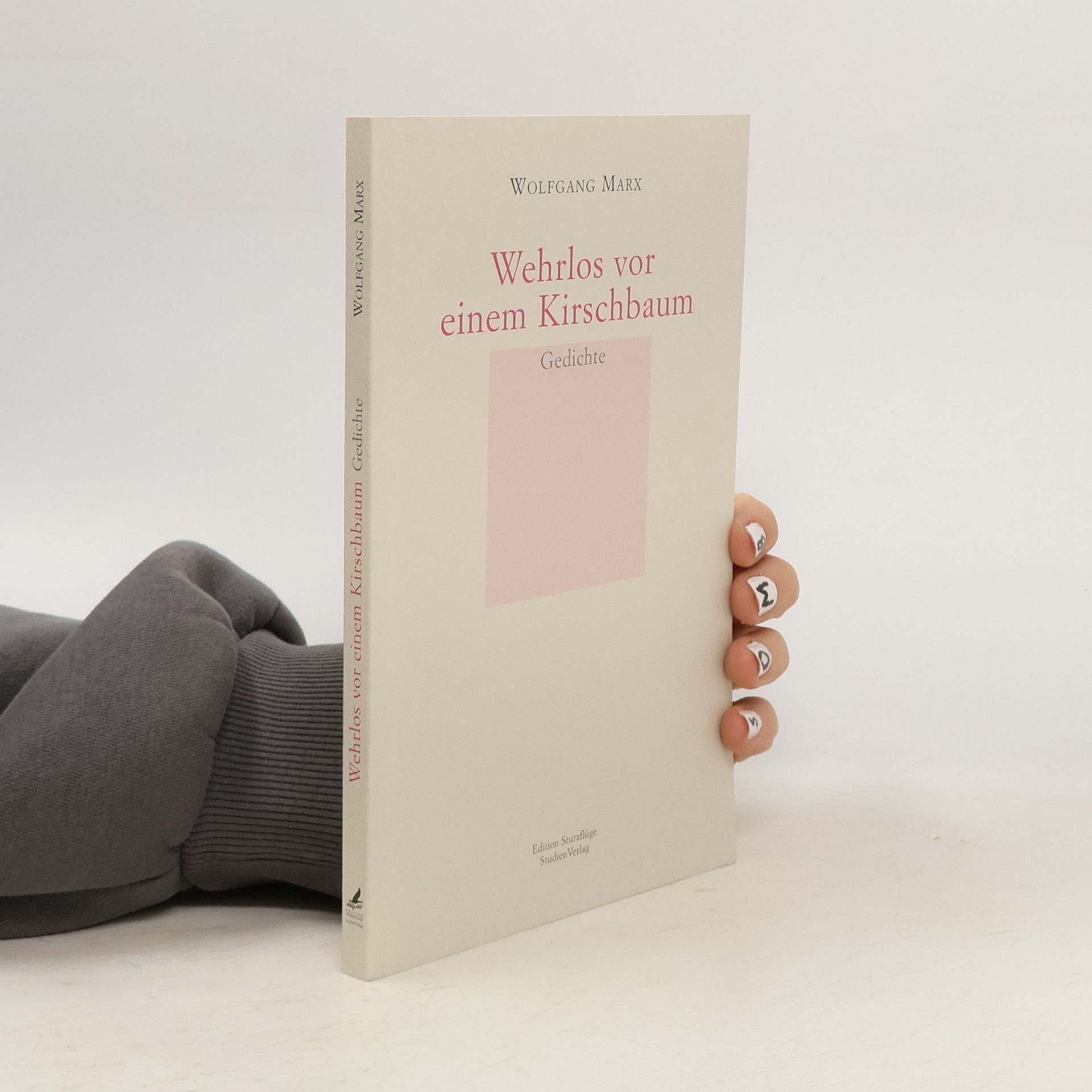 Wehrlos vor einem Kirschbaum