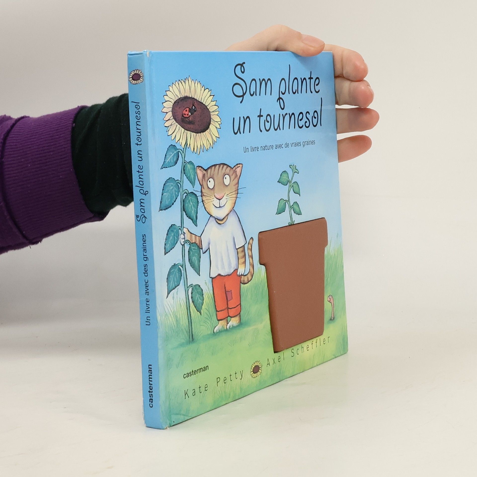 Kate Petty Sam plante un tournesol