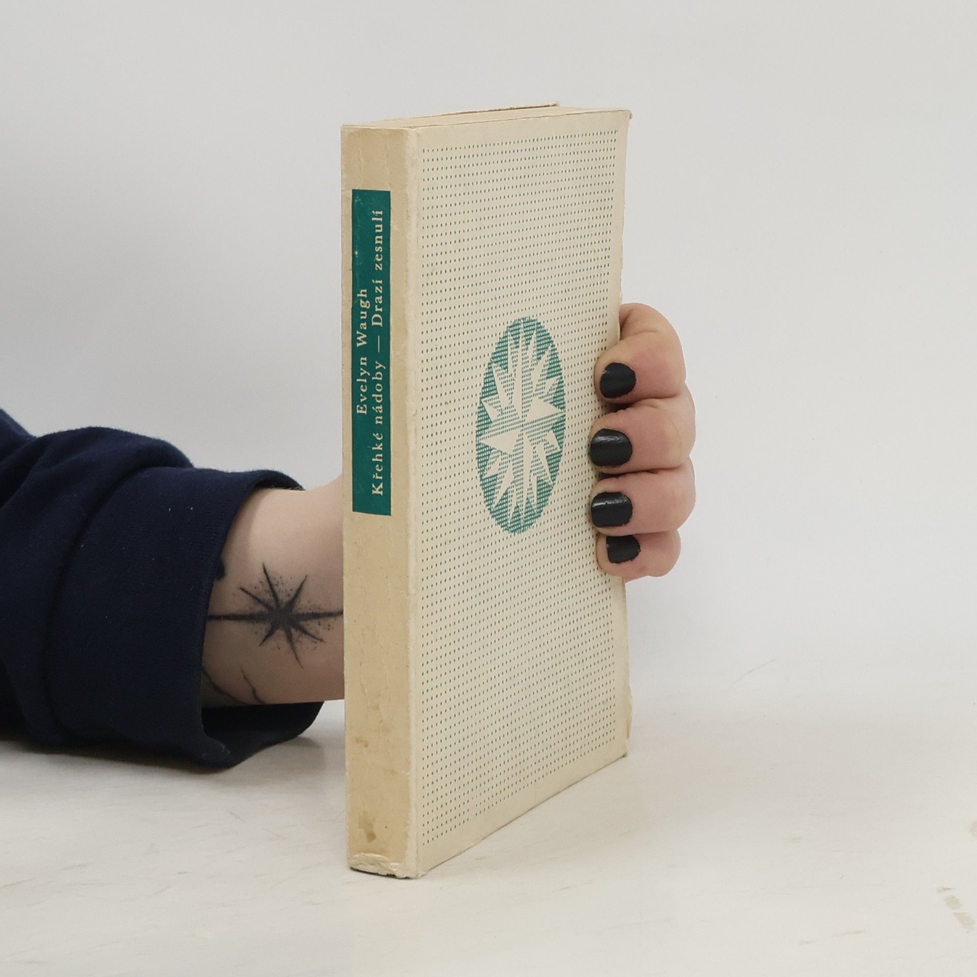 Evelyn Waugh Křehké nádoby. Drazí zesnulí