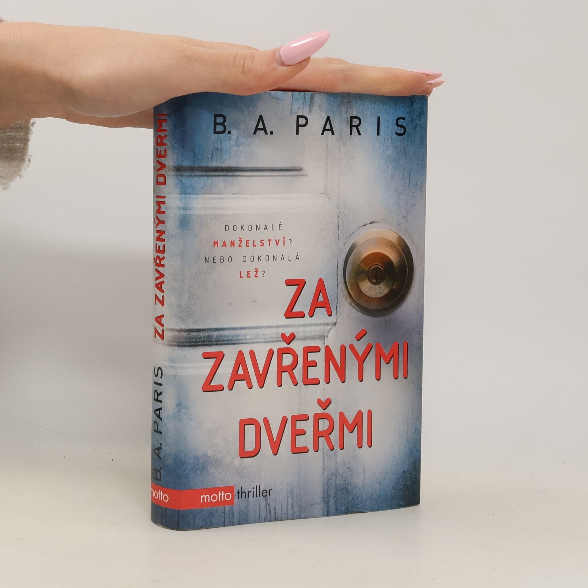 B.A. Paris Za zavřenými dveřmi