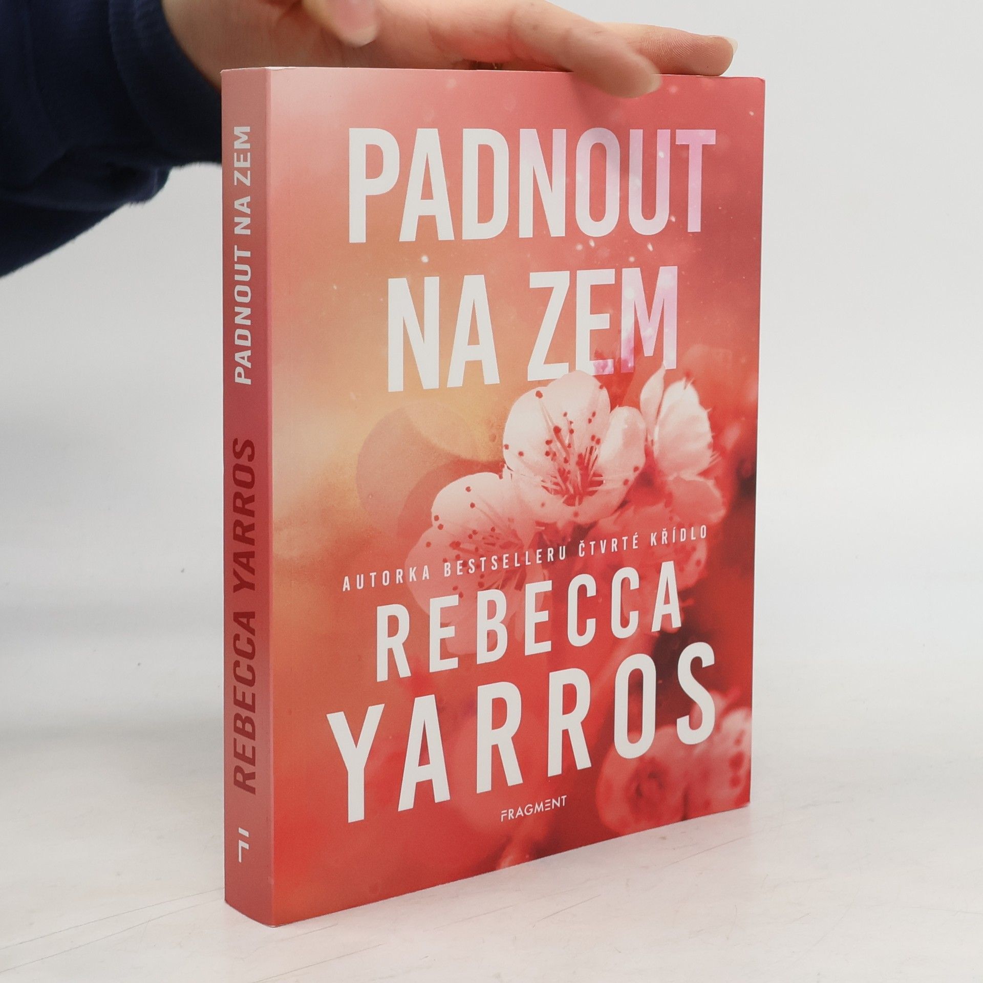 Rebecca Yarros Padnout na zem
