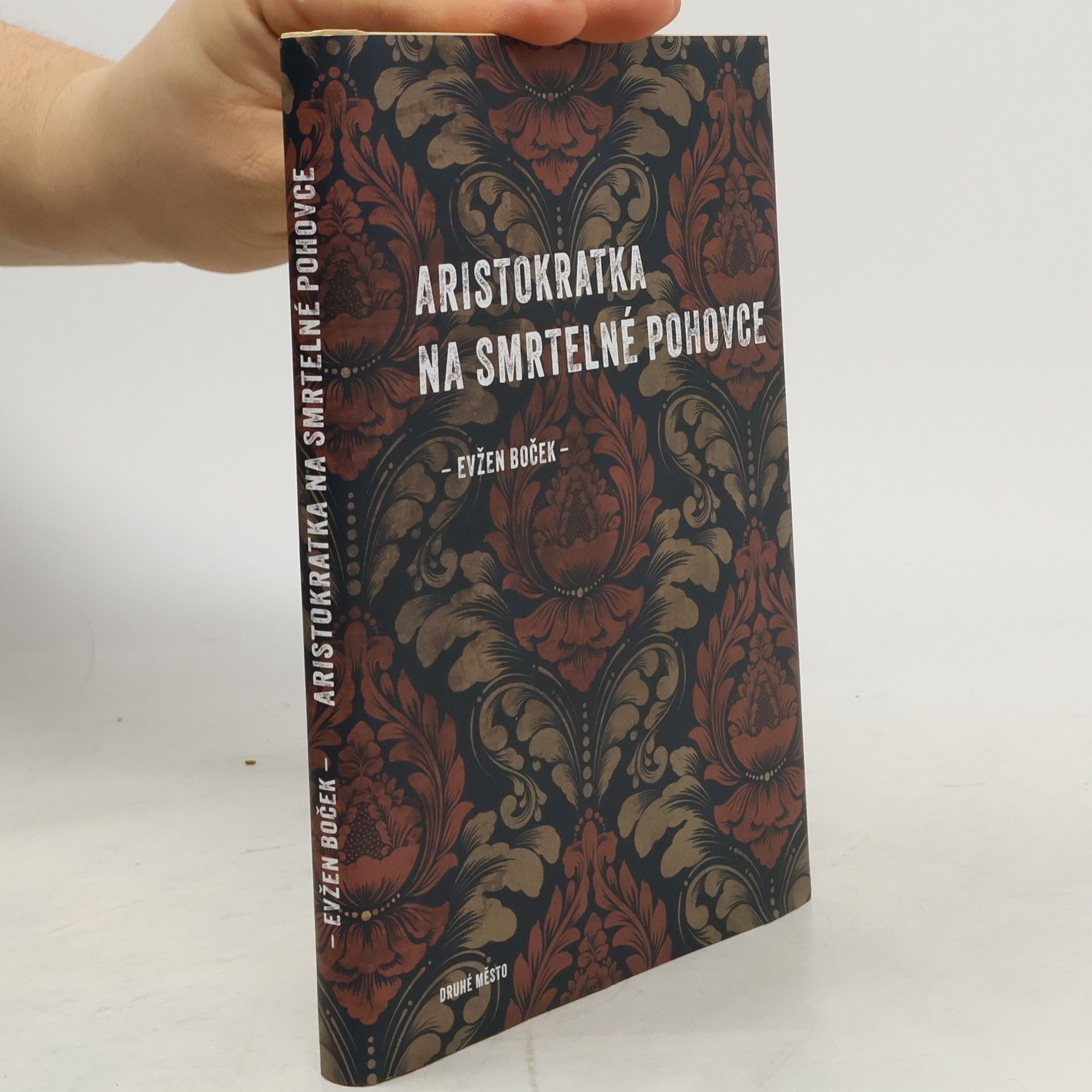 Aristokratka na smrtelné pohovce