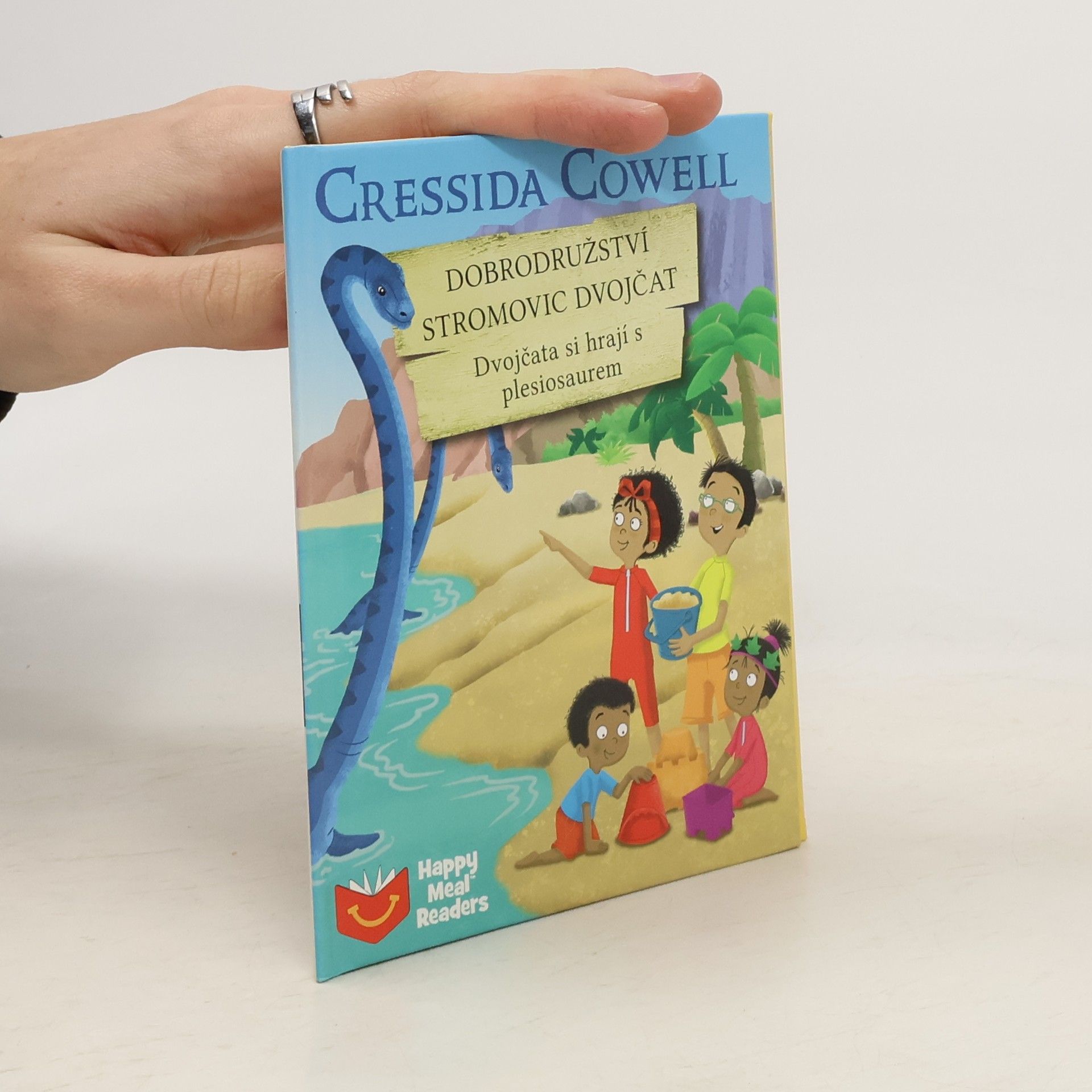 Cressida Cowell Dobrodružství Stromovic dvojčat. Dvojčata si hrají s plesiosaurem