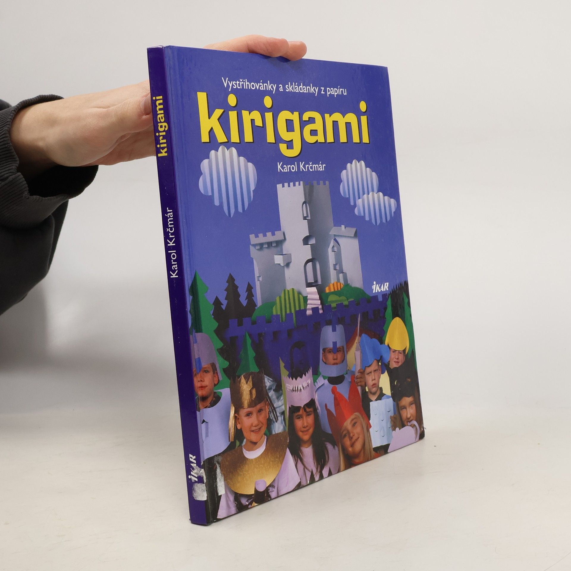 Karol Krčmár Kirigami. Vystřihovánky a skládanky - tvarování papíru stříháním a překládáním s návody, kresbami a fotografiemi