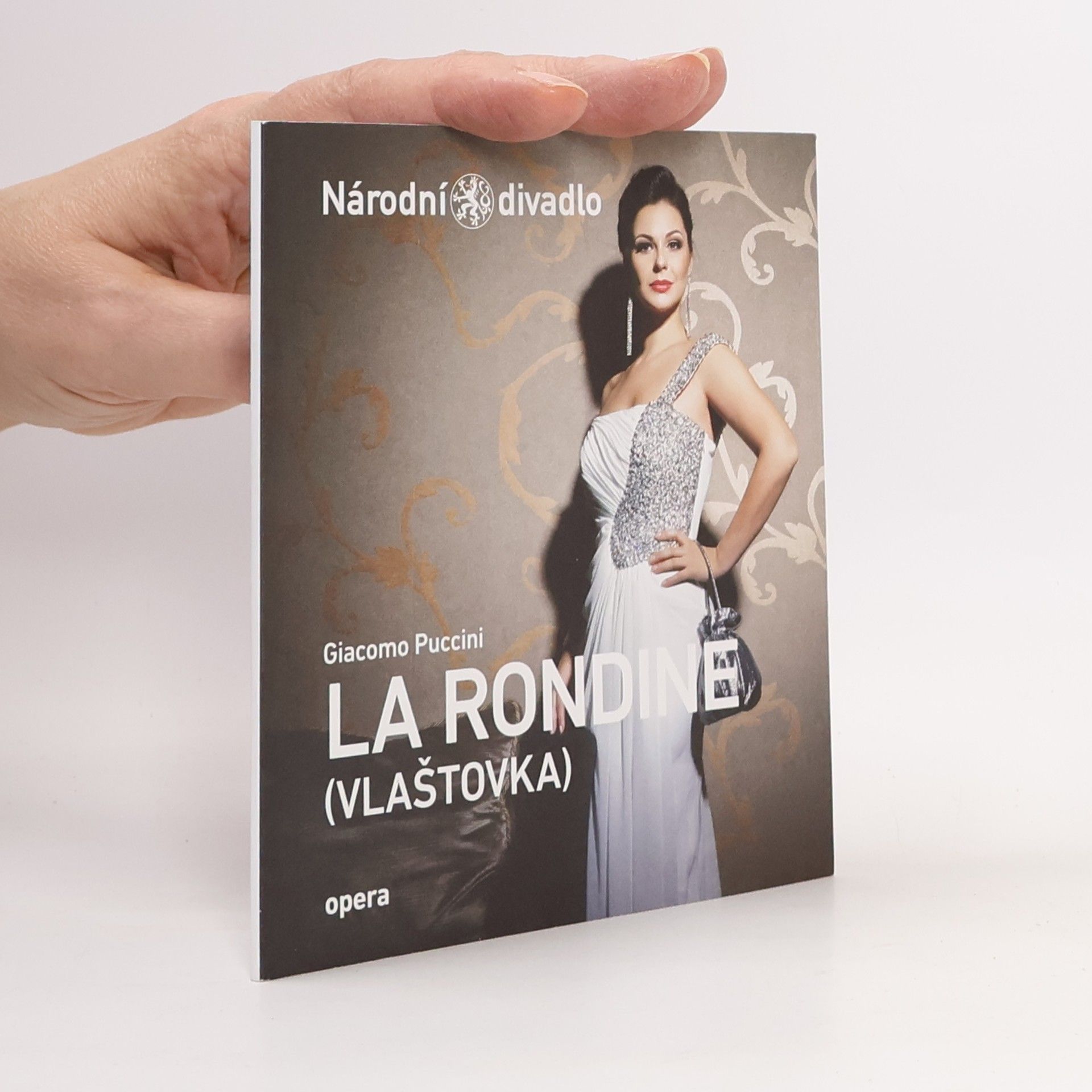 Autorenkollektiv Giacomo Puccini, La Rondine (Vlaštovka) : koncertní provedení 14. a 16. května 2014 ve Státní opeře = concert performance 14 and 16 May 2014 at the State Opera