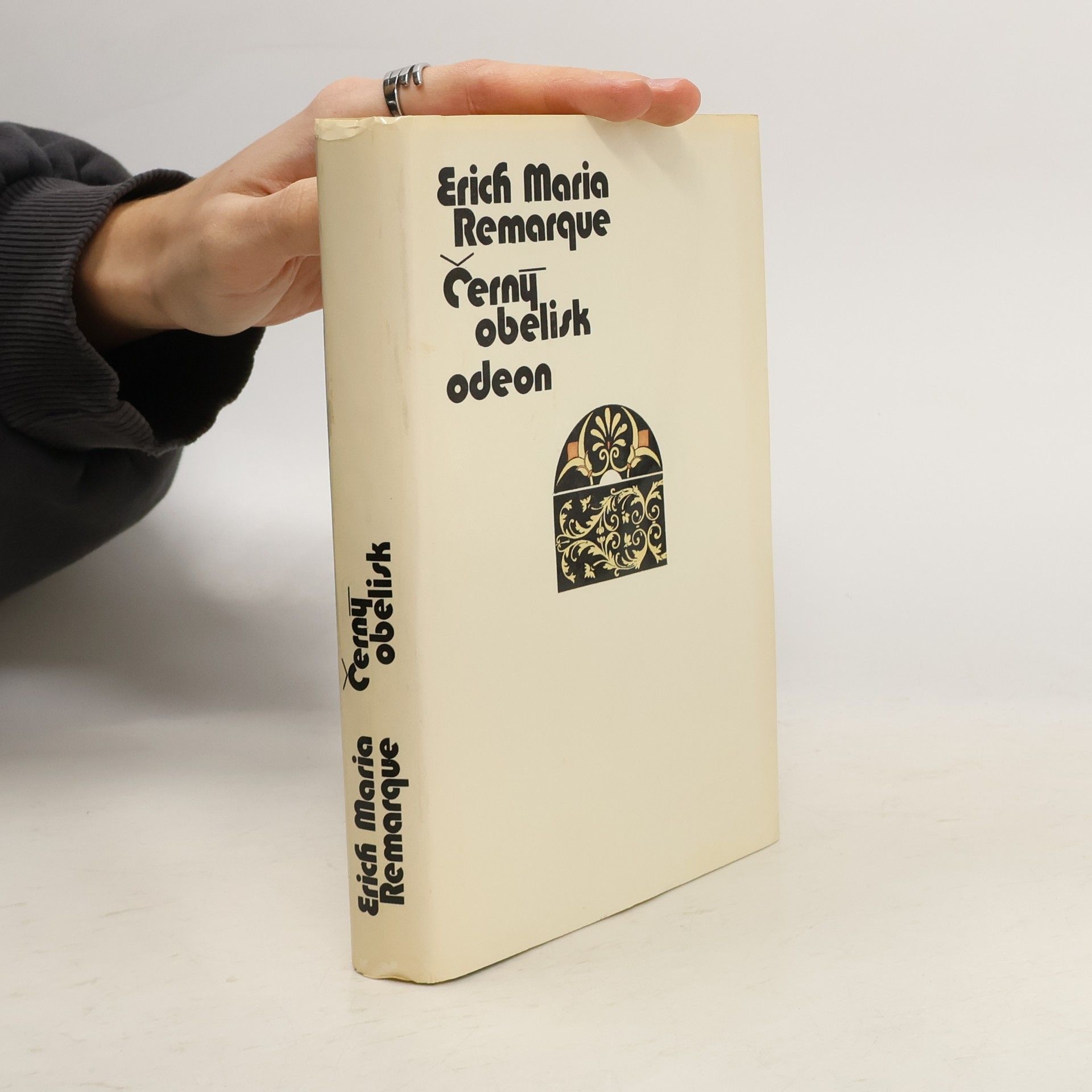 Erich Maria Remarque Černý obelisk