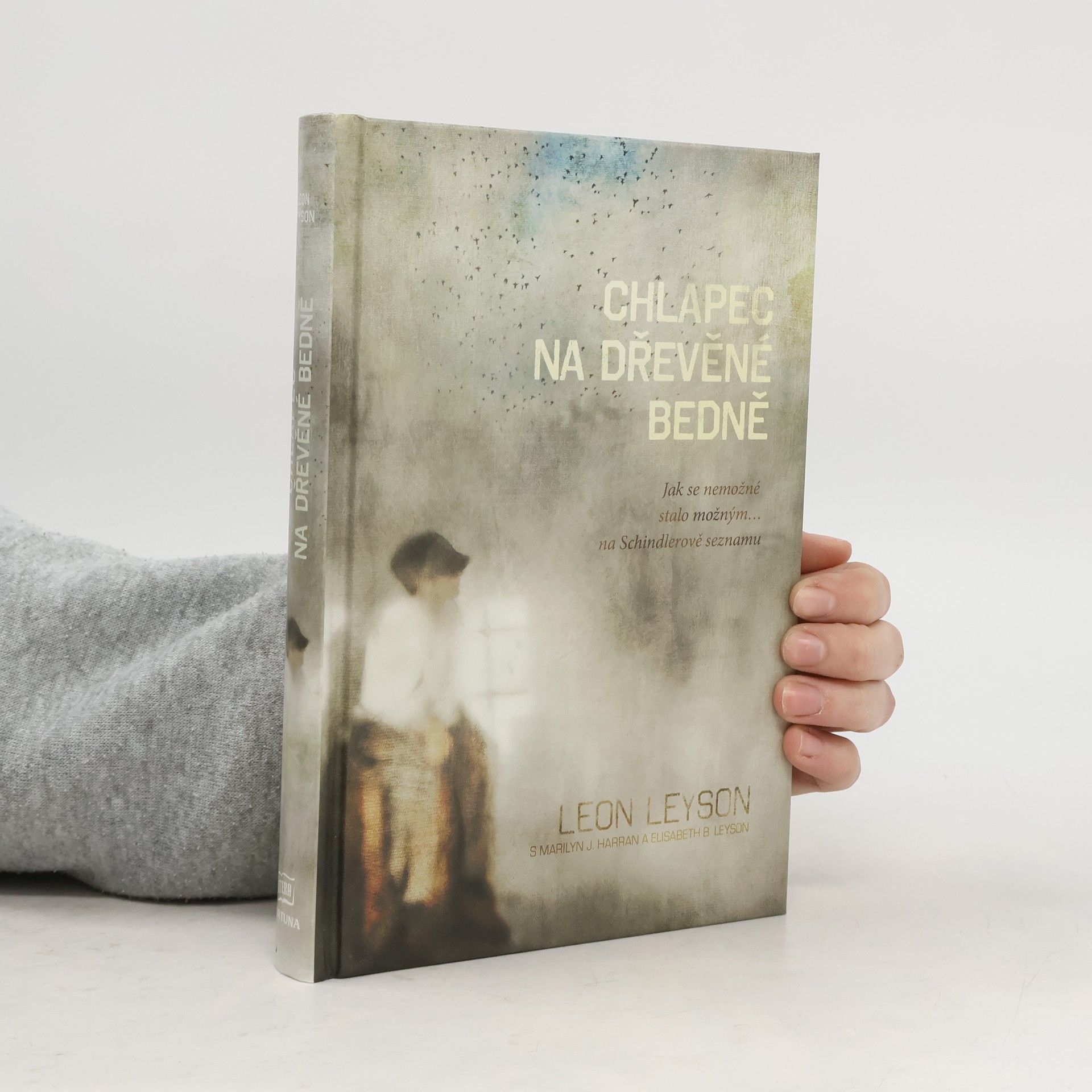 Leon Leyson Chlapec na dřevěné bedně