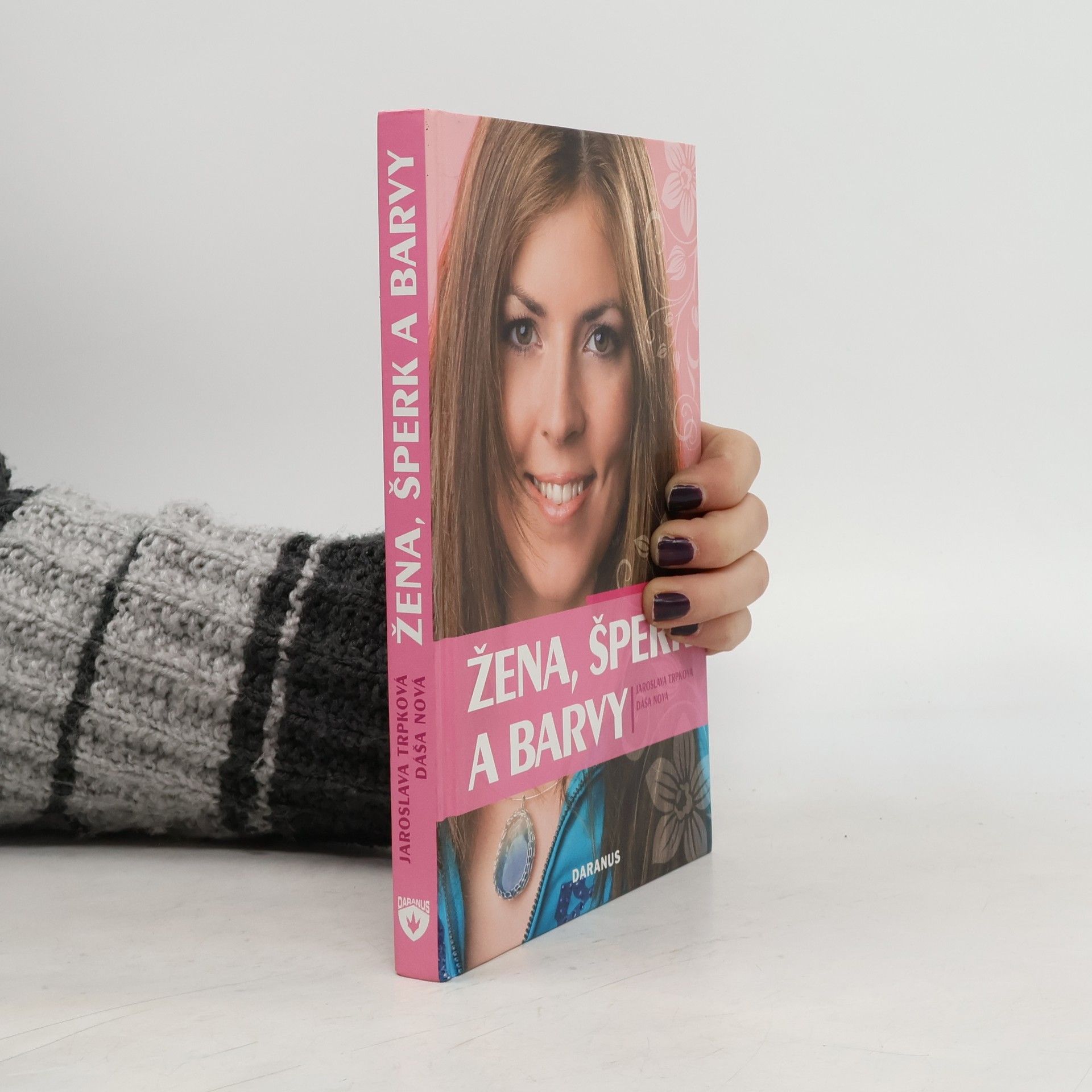 Žena, šperk a barvy