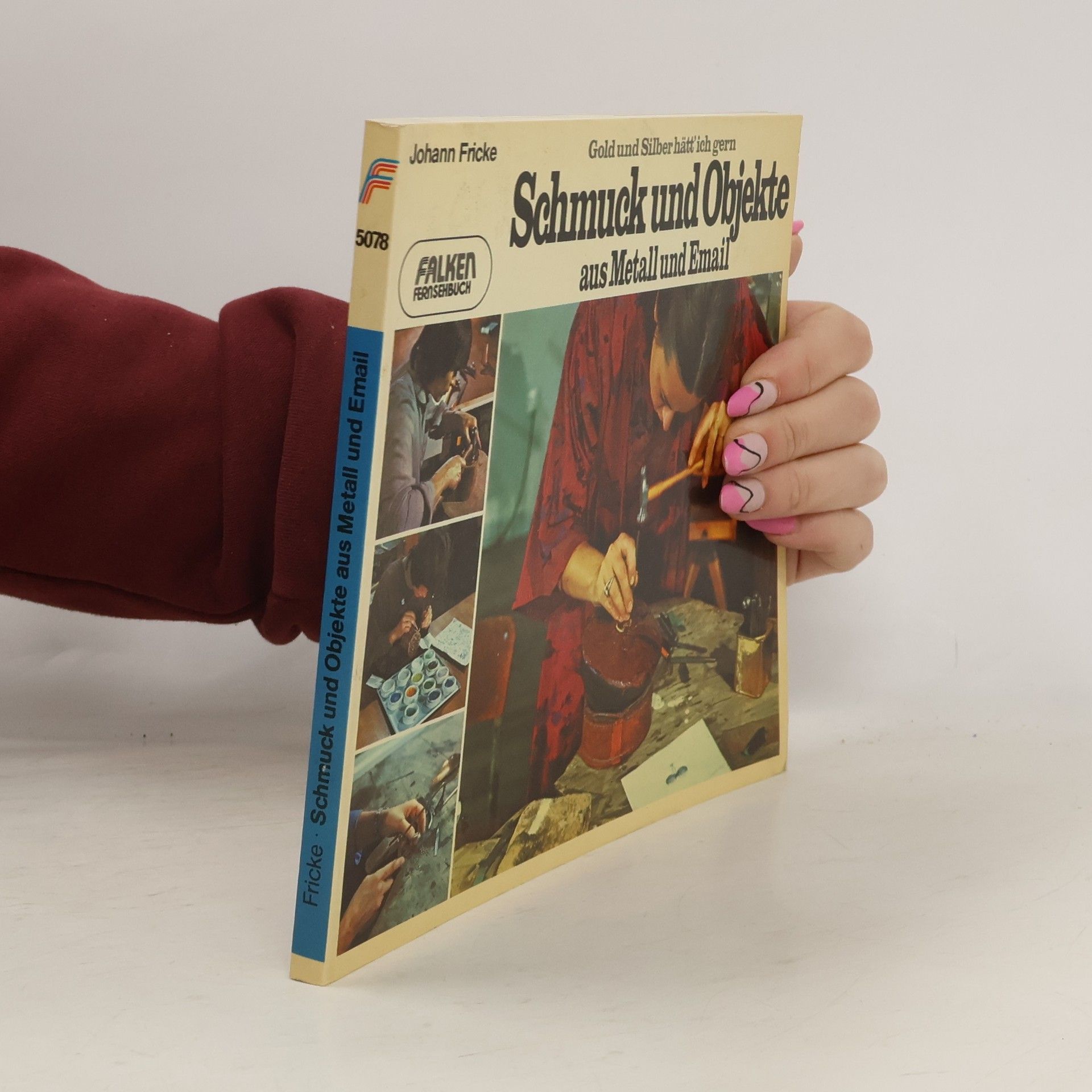 Schmuck und Objekte aus Metall und Email