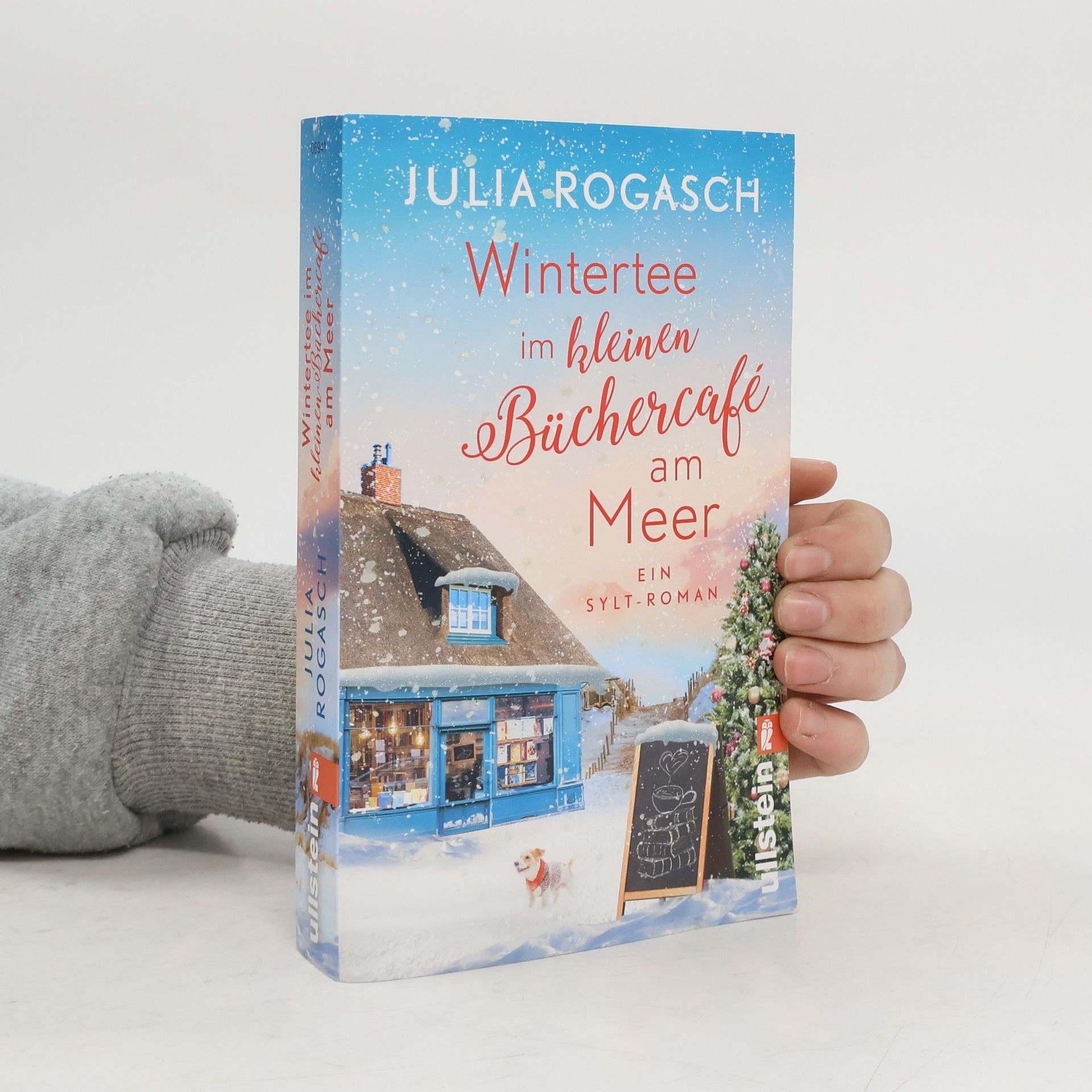 Julia Rogasch Wintertee im kleinen Büchercafé am Meer