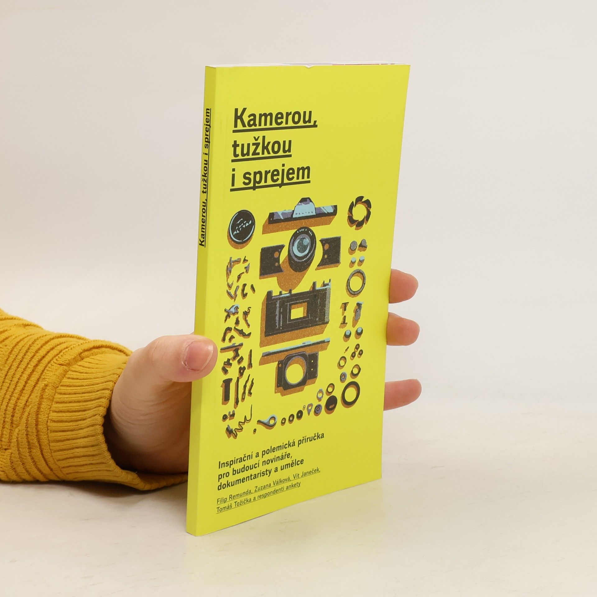 Kamerou, tužkou i sprejem. Inspirační a polemická příručka pro budoucí novináře, dokumentaristy a umělce