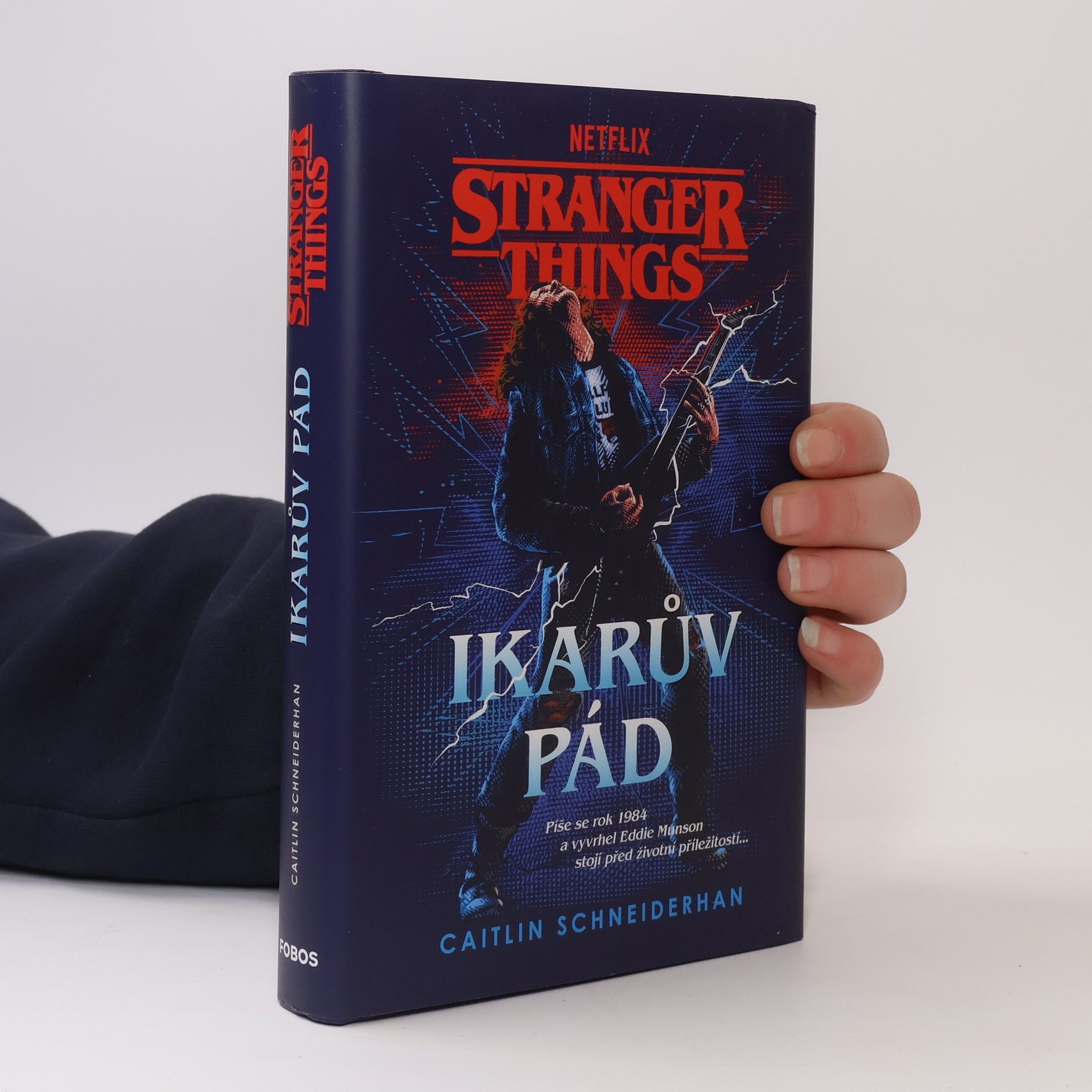 Caitlin Schneiderhan Stranger Things. Ikarův pád