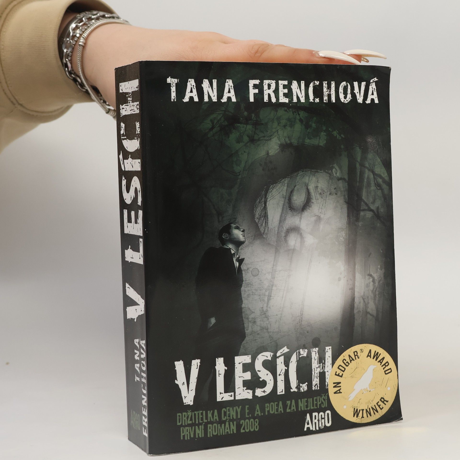 Tana French V lesích