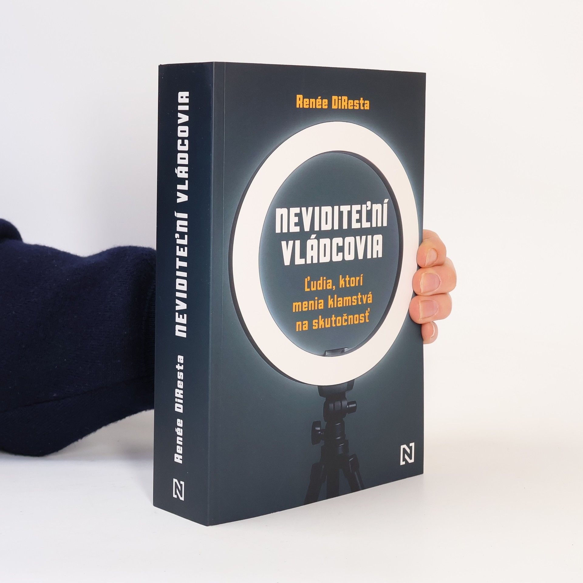 Neviditeľní vládcovia: Ľudia, ktorí menia klamstvá na skutočnosť