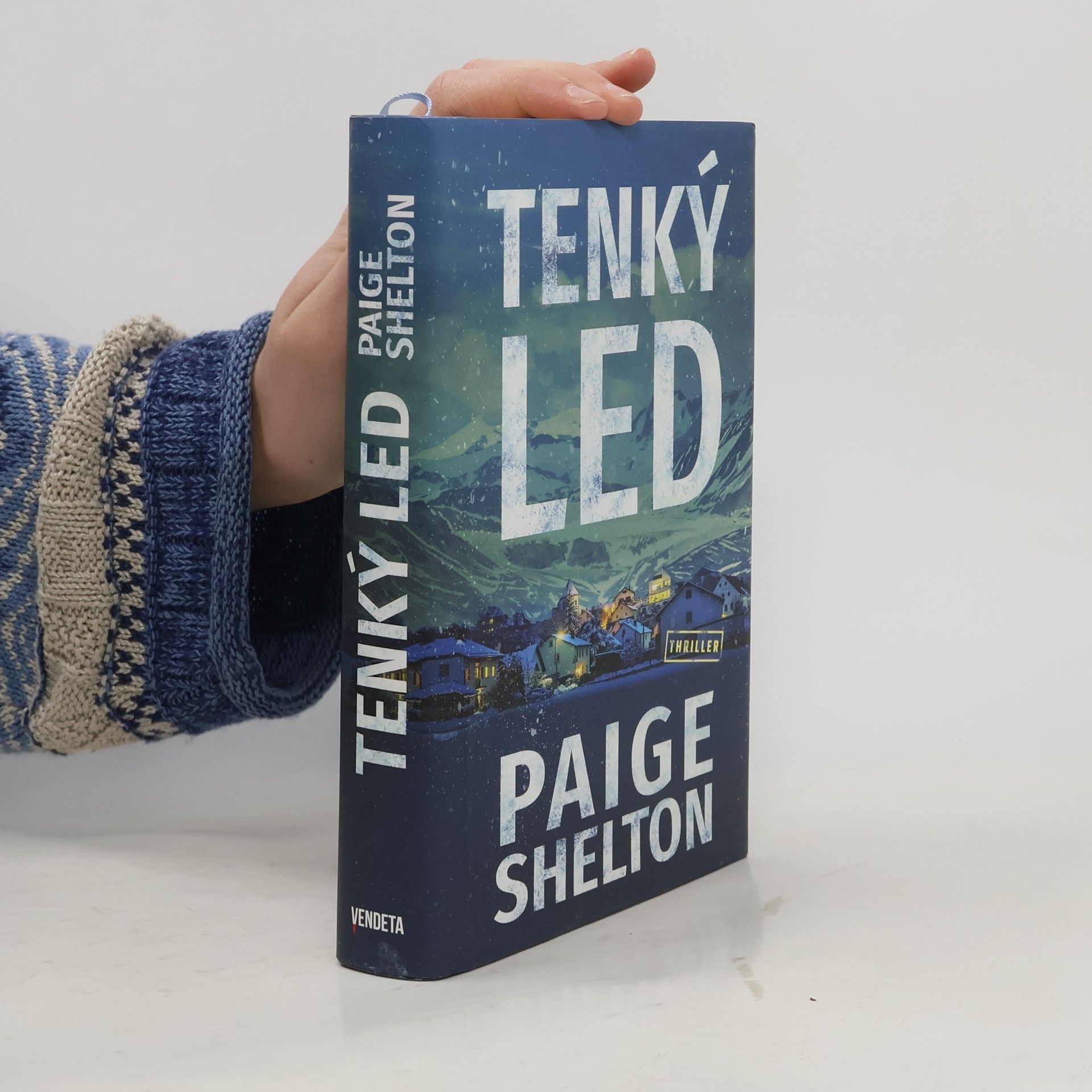 Paige Shelton Tenký led