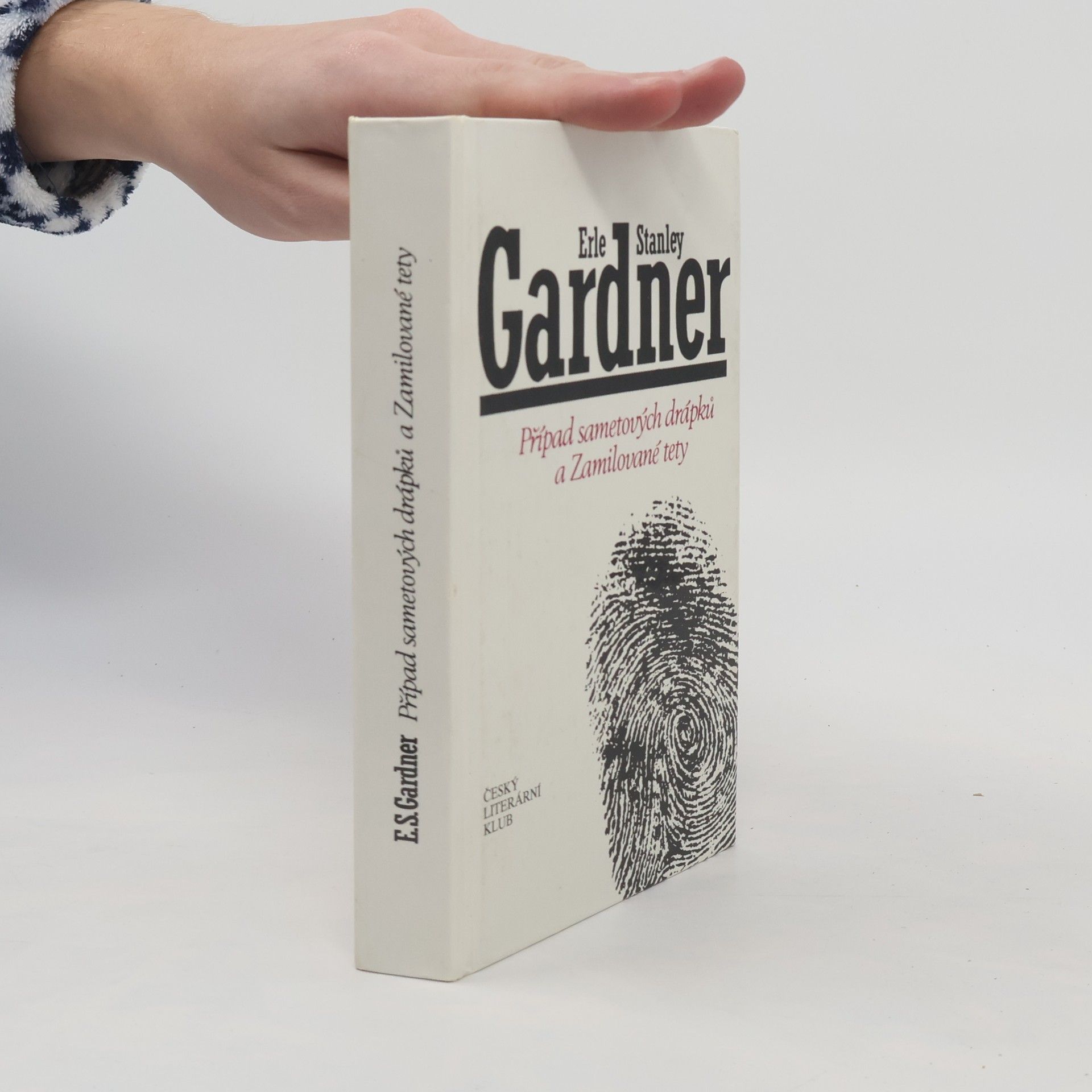 Erle Stanley Gardner Případ sametových drápků a Zamilované tety