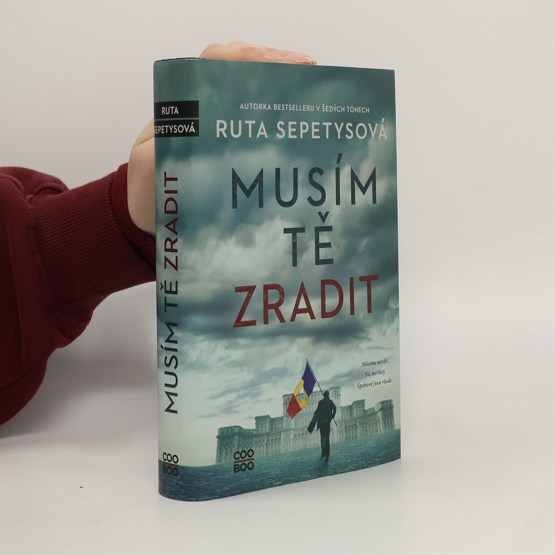 Ruta Sepetys Musím tě zradit