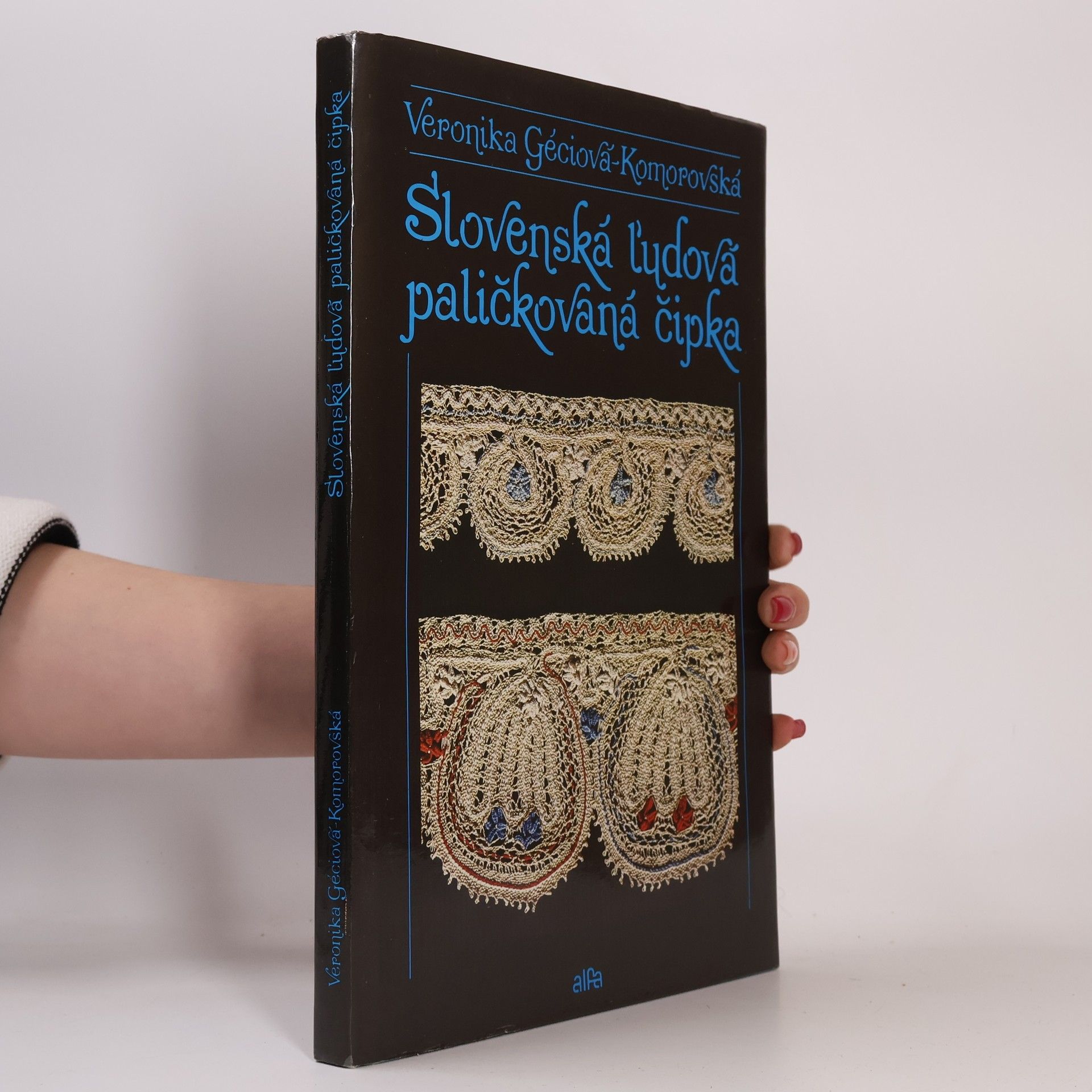 Veronika Géciová Komorovská Slovenská ľudová paličkovaná čipka