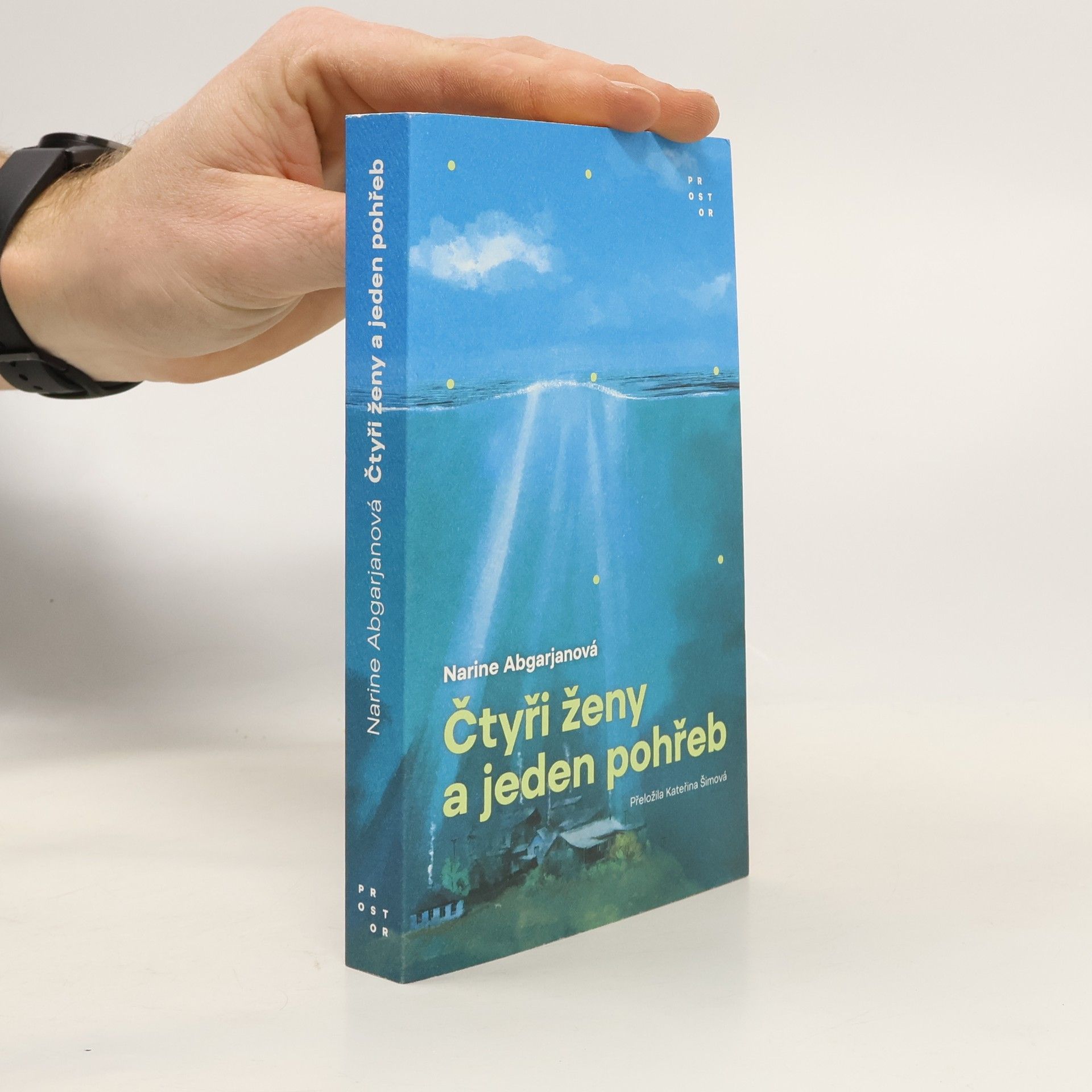 Narinè Abgarjan Čtyři ženy a jeden pohřeb