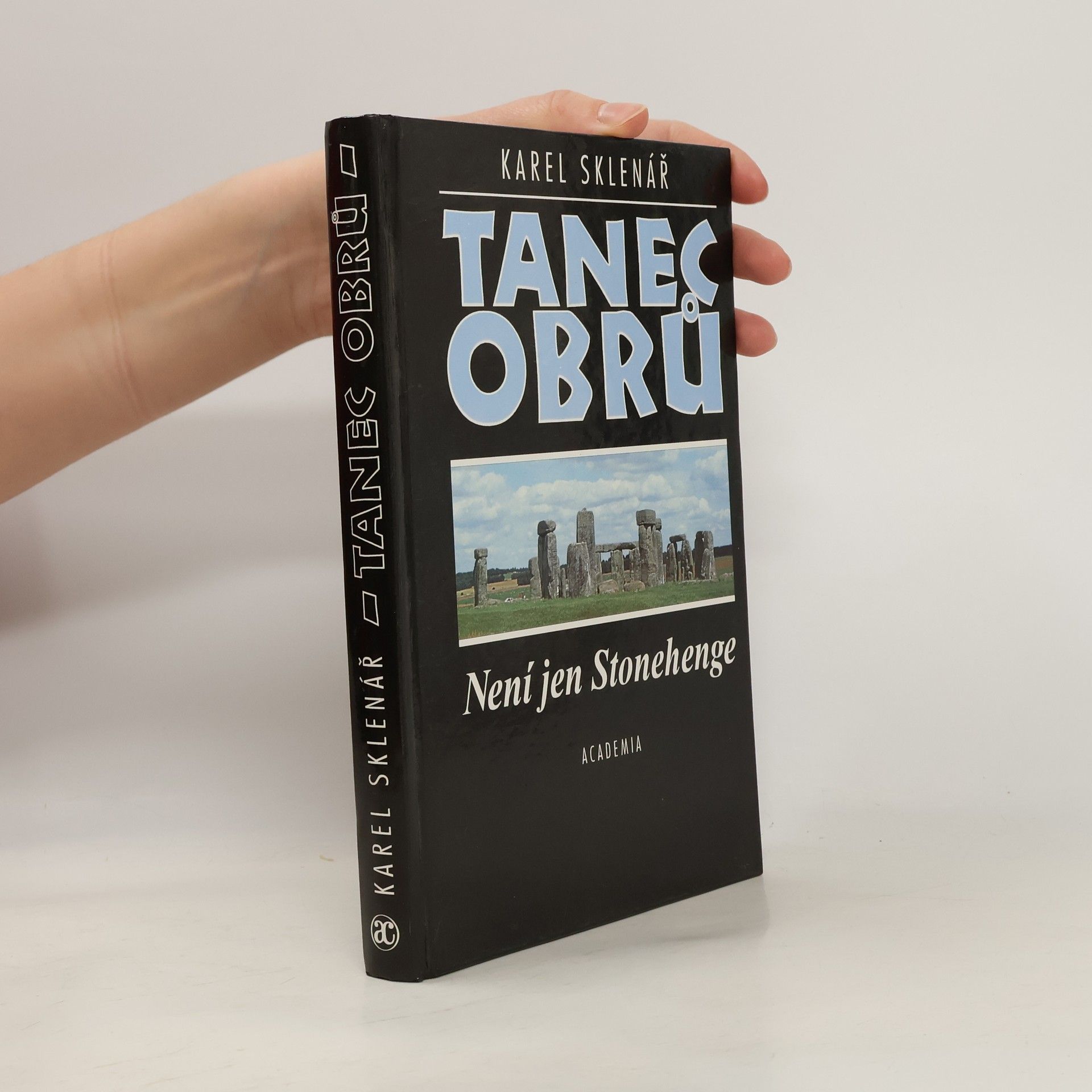 Karel Sklenář Tanec obrů: Není jen Stonehenge