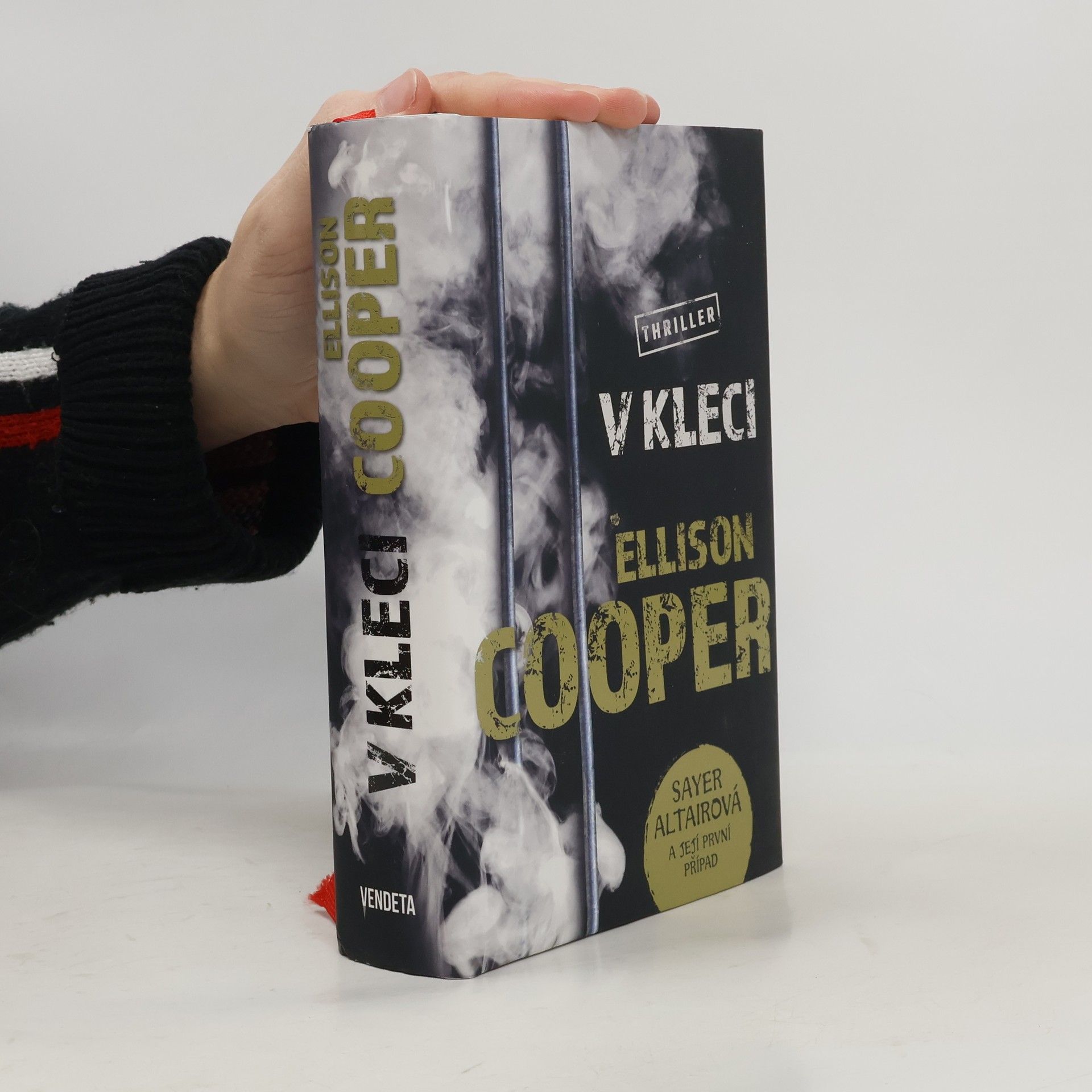 Ellison Cooper V kleci