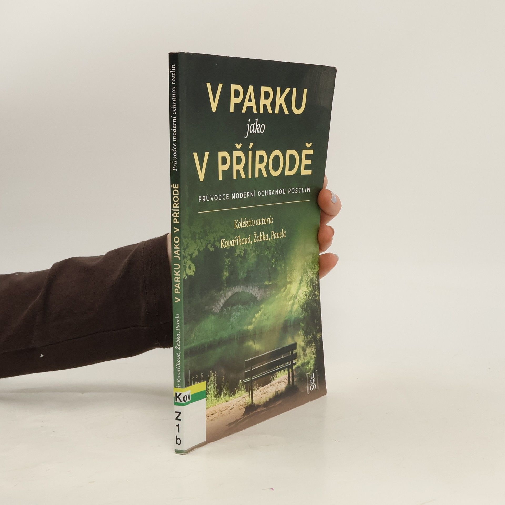 Roman Pavela V parku jako v přírodě : průvodce moderní ochranou rostlin