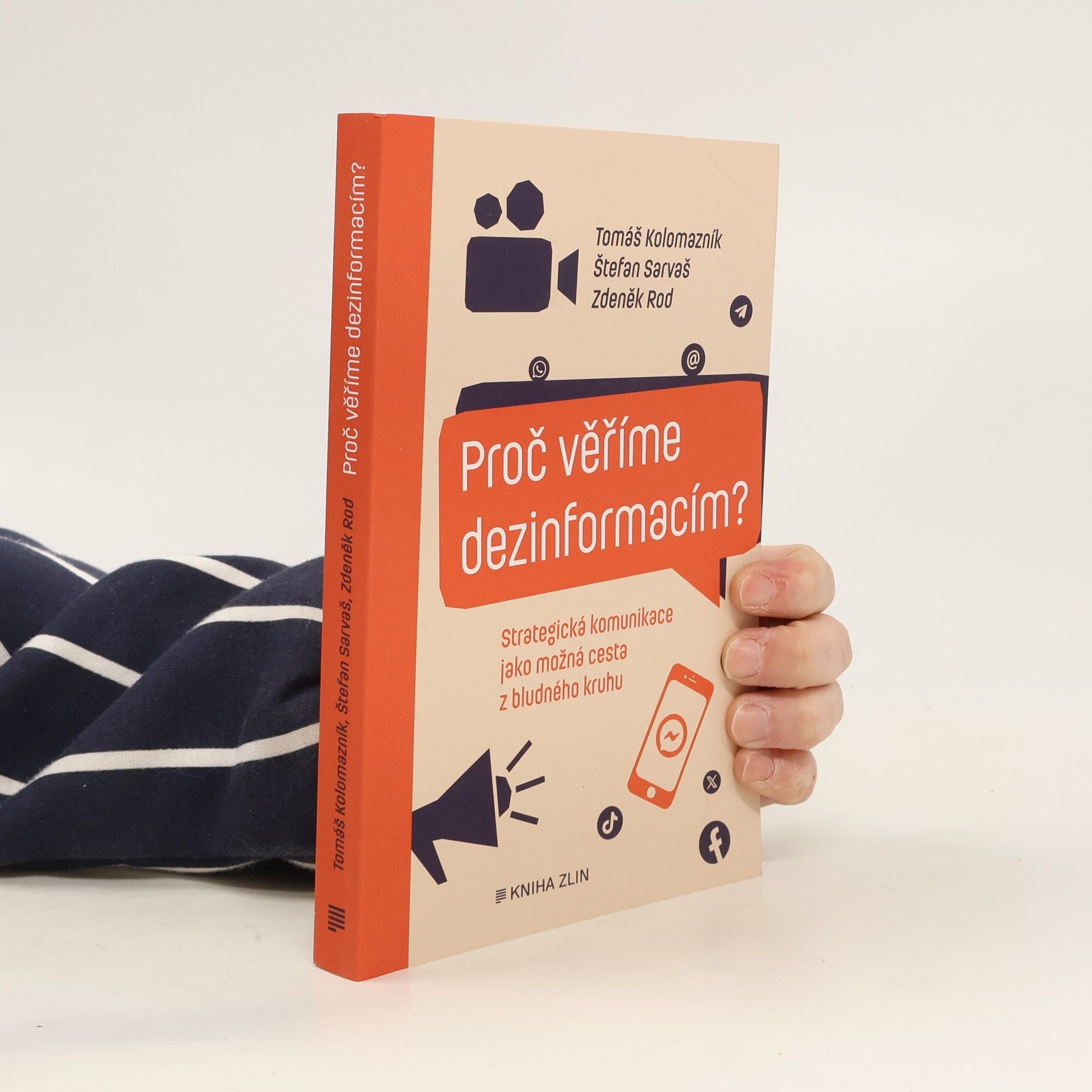 Tomáš Kolomazník Proč věříme dezinformacím? : strategická komunikace jako možná cesta z bludného kruhu