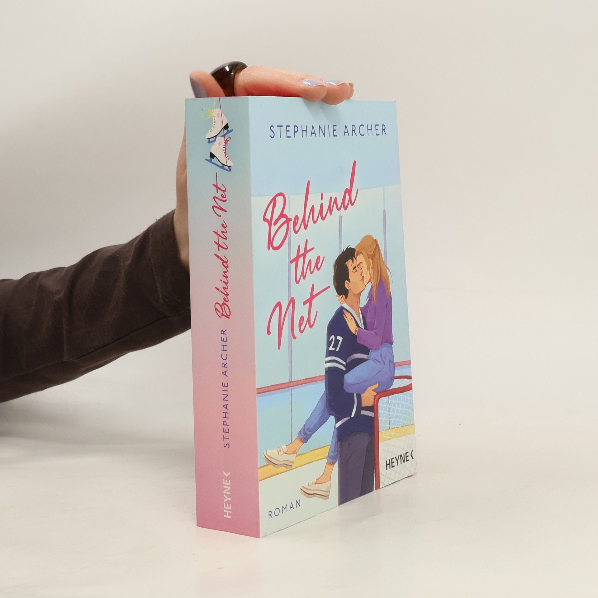 Stephanie Archer Behind the Net. Roman - Mit farbig gestaltetem Buchschnitt - nur in limitierter Erstauflage der gedruckten Ausgabe - Spicy Sportsromance für Fans von »Icebreaker«!