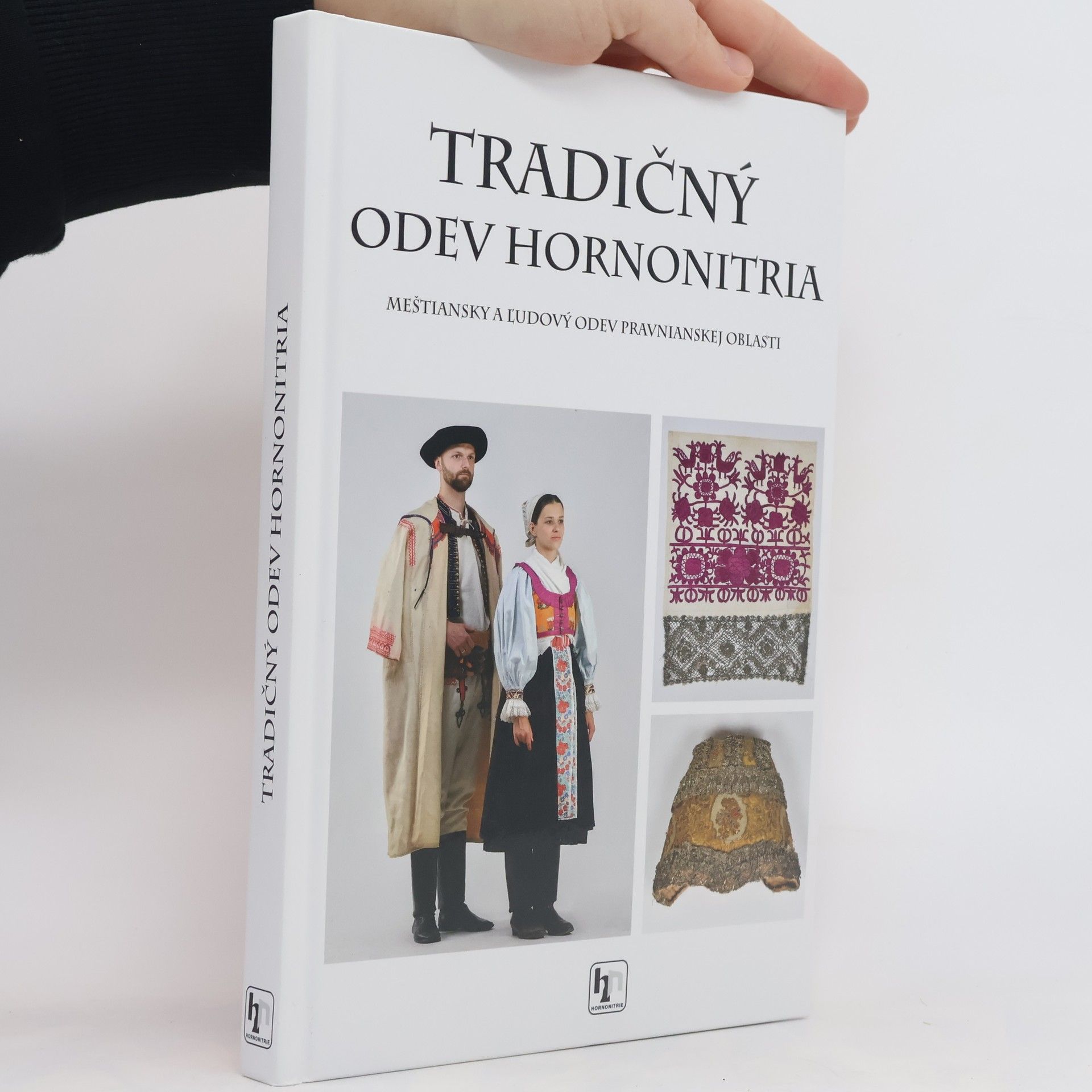 Autorenkollektiv Tradičný odev Hornonitria