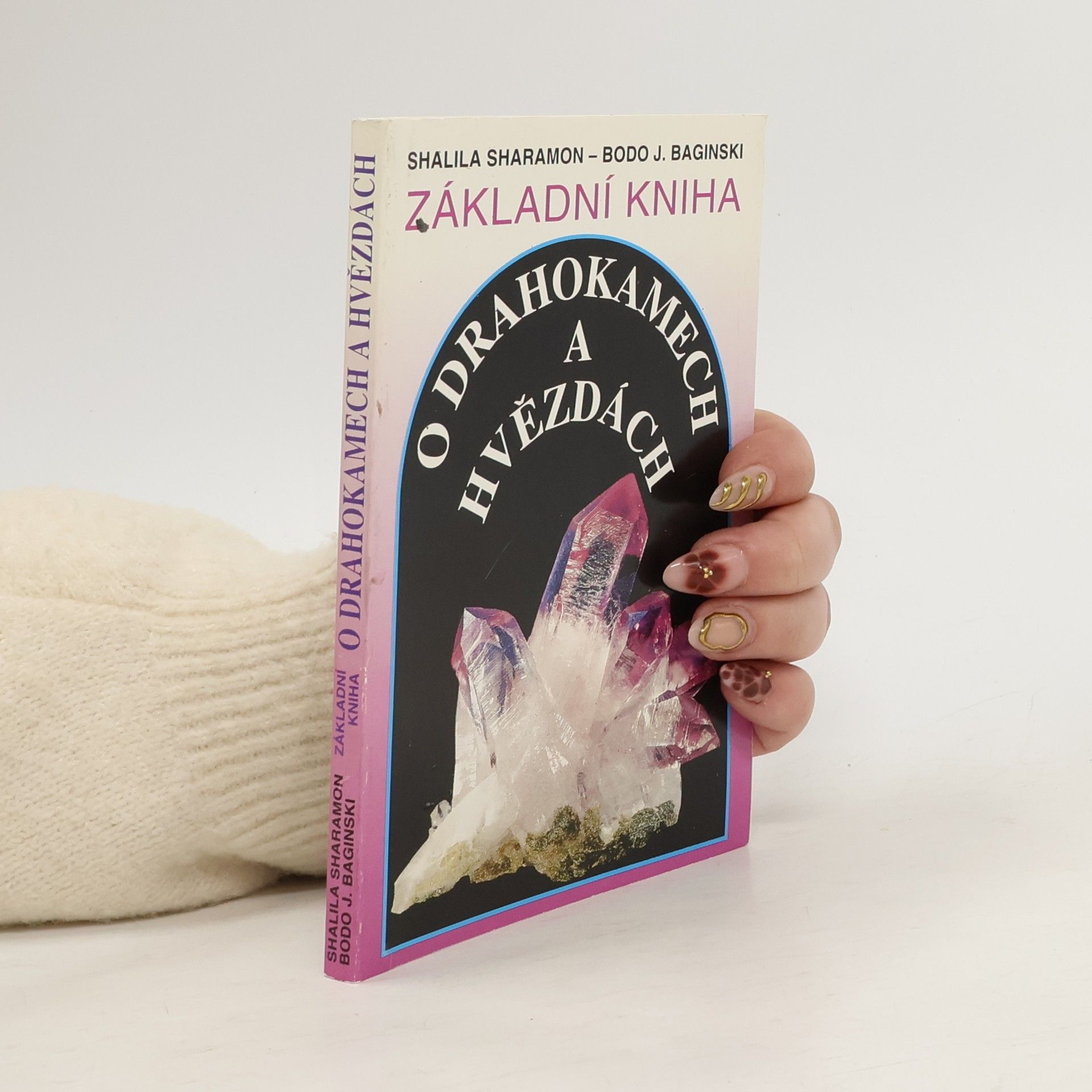 Shalila Sharamon Základní kniha o drahokamech a hvězdách. Tajemné síly drahých kamenů a jejich vztah k dvanácti znamením zvěrokruhu