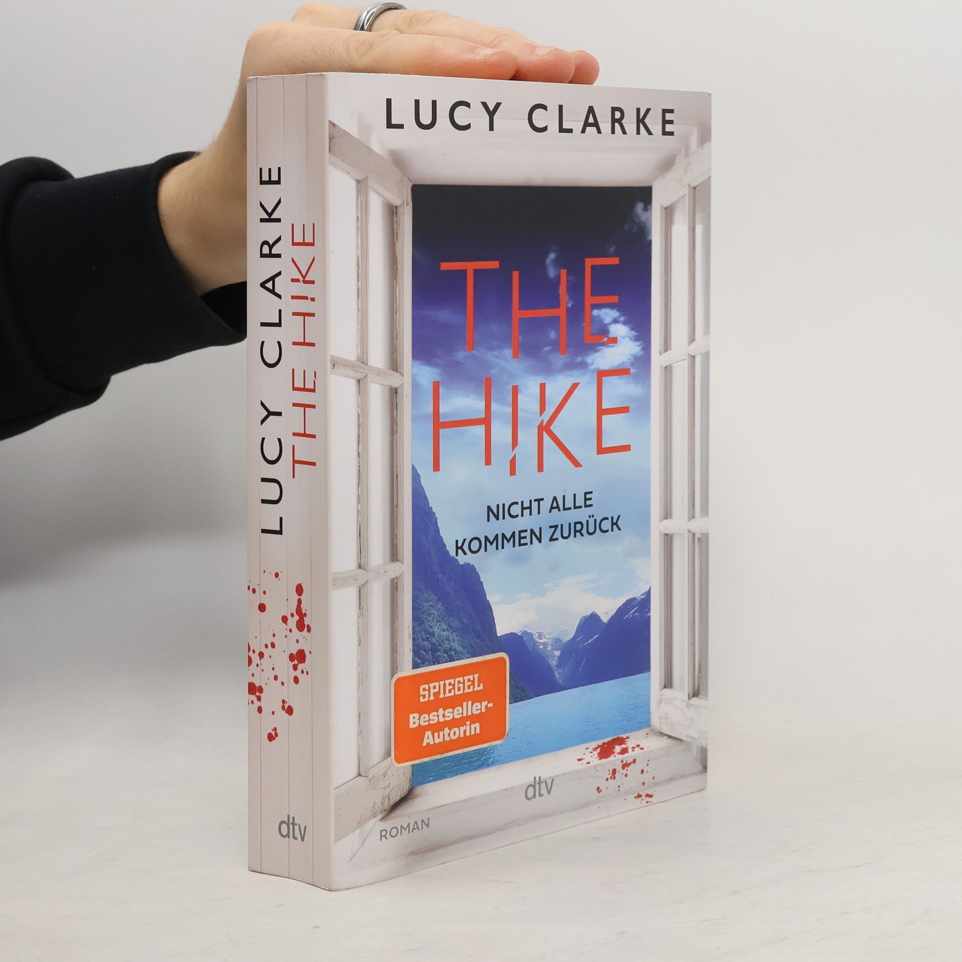 Lucy Clarke The Hike