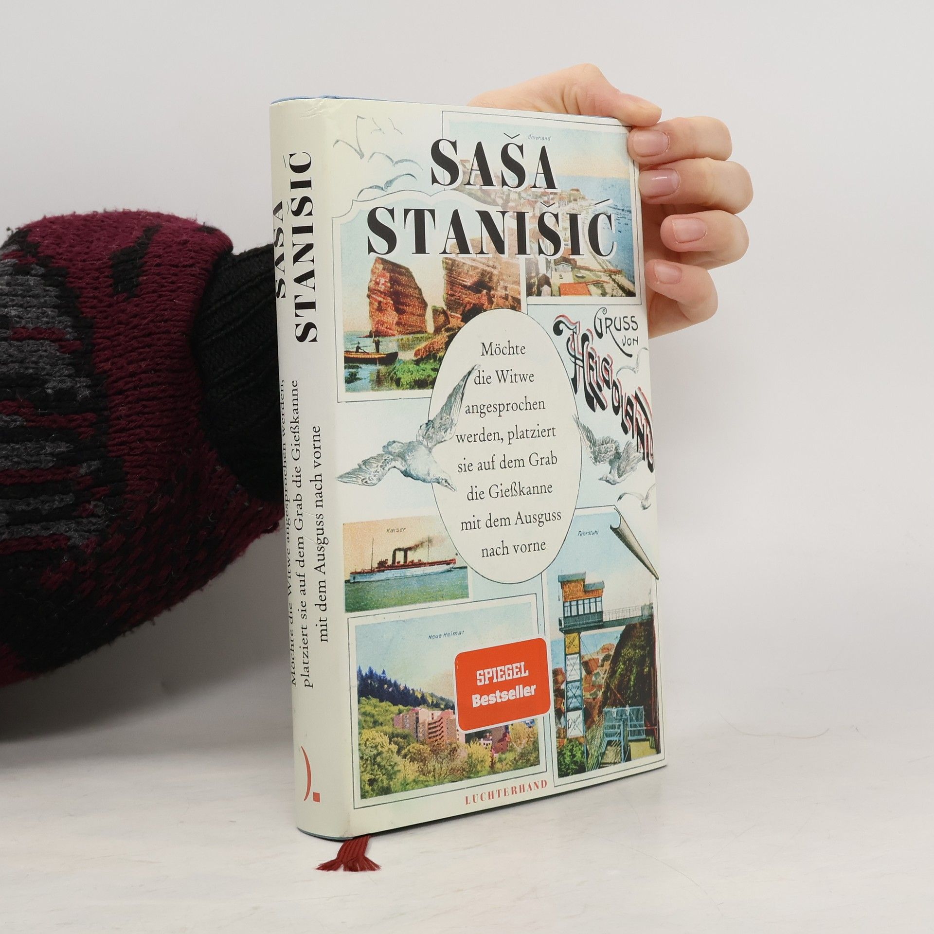 Saša Stanišić Möchte die Witwe angesprochen werden, platziert sie auf dem Grab die Gießkanne mit dem Ausguss nach vorne