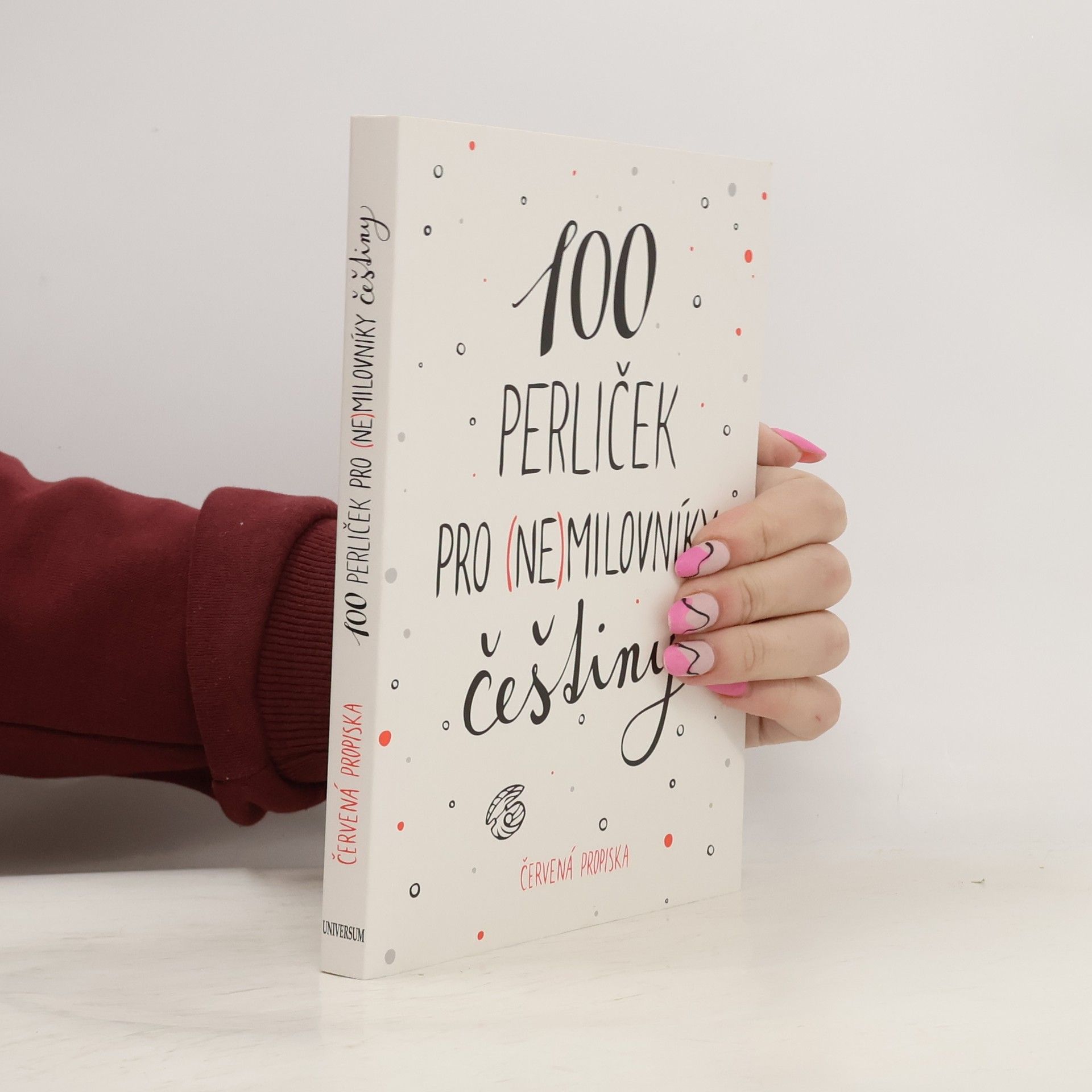 Karla Tchawou Tchuisseu 100 perliček pro (ne)milovníky češtiny