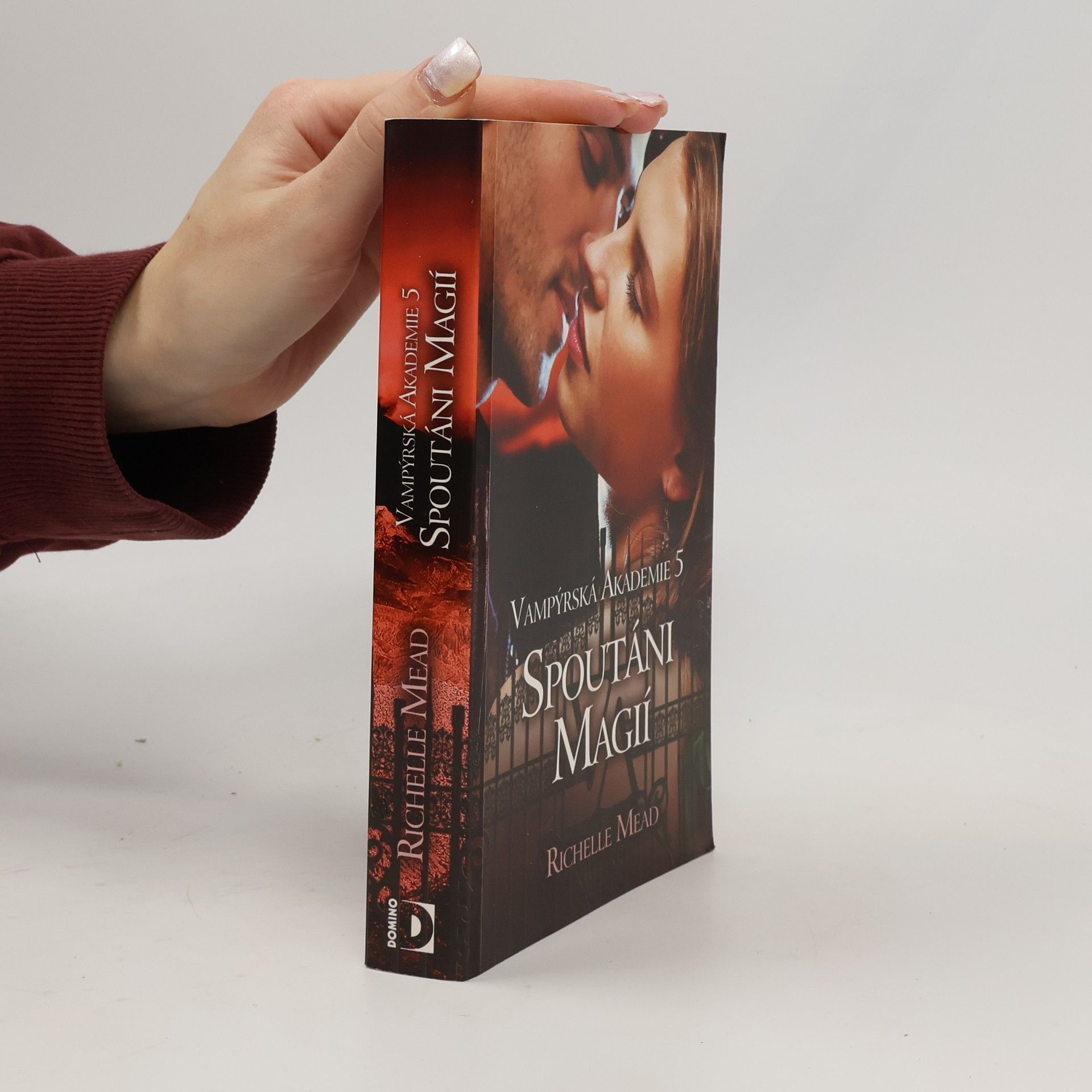 Richelle Mead Vampýrská akademie 5: Spoutáni magií