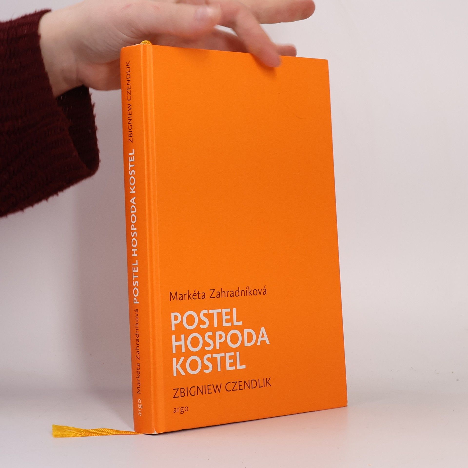 Postel, hospoda, kostel