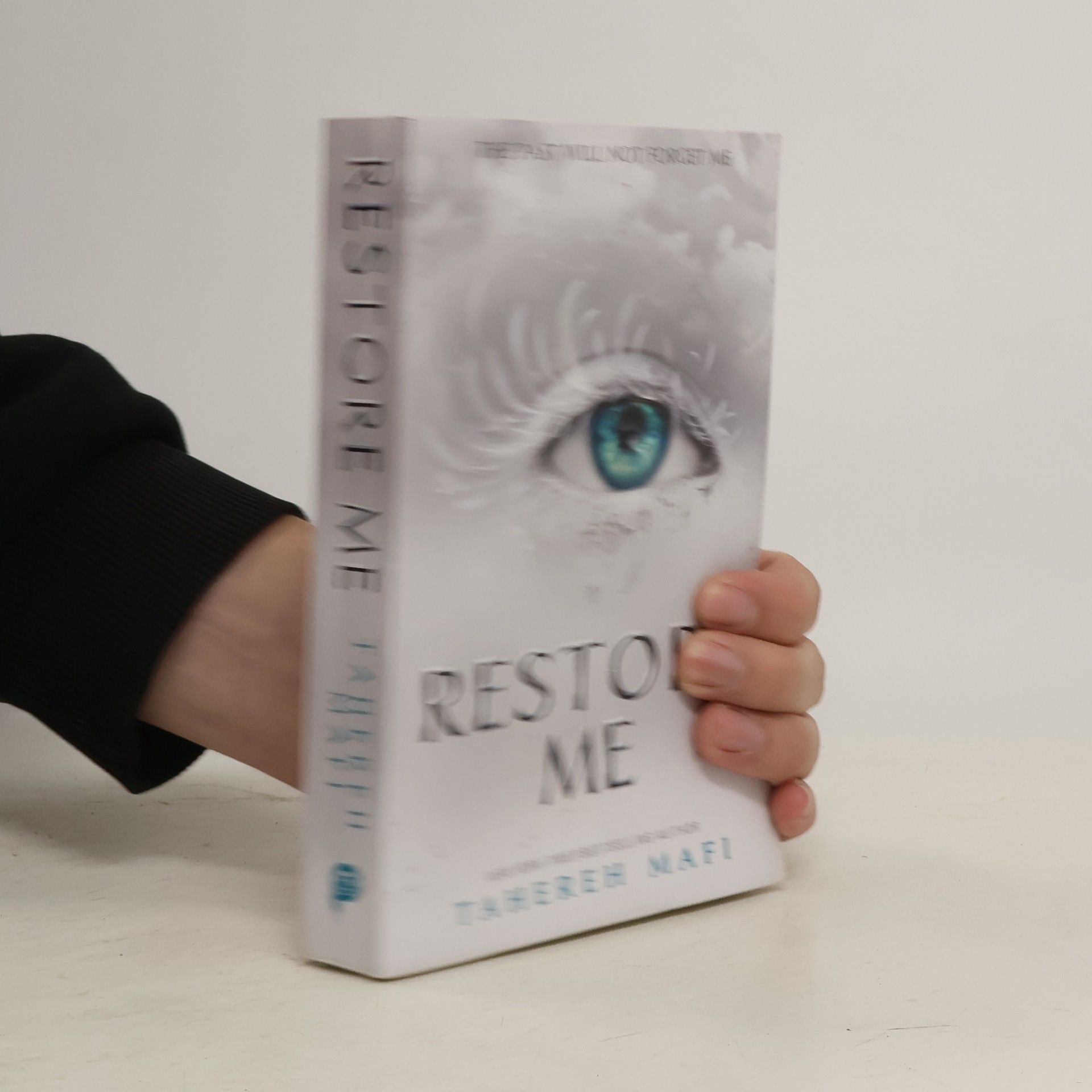 Tahereh Mafi Restore me