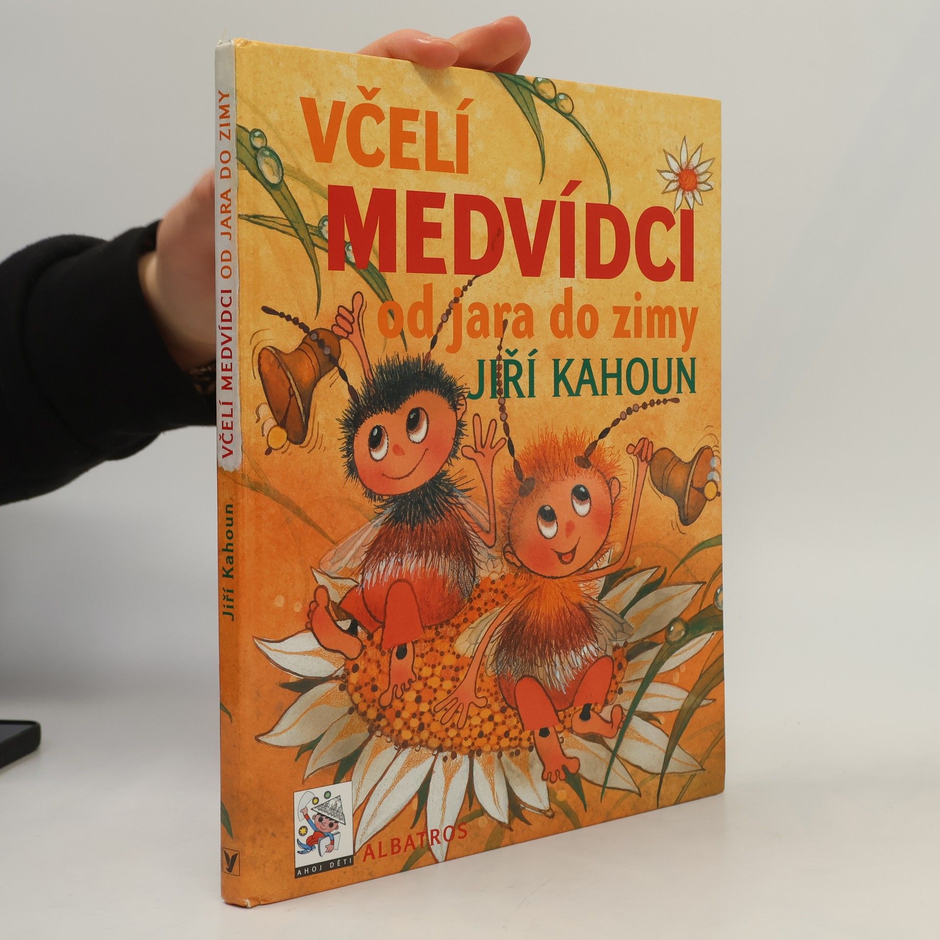 Ivo Houf Včelí medvídci od jara do zimy
