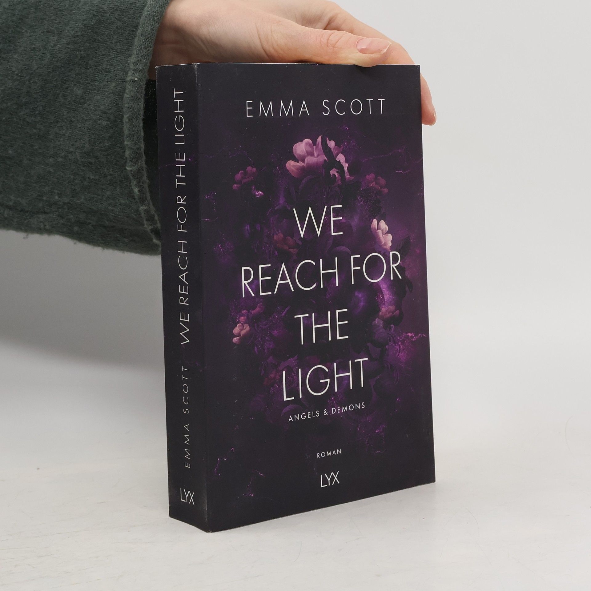 Emma Scott We Reach for the Light / Angels and Demons Bd.2