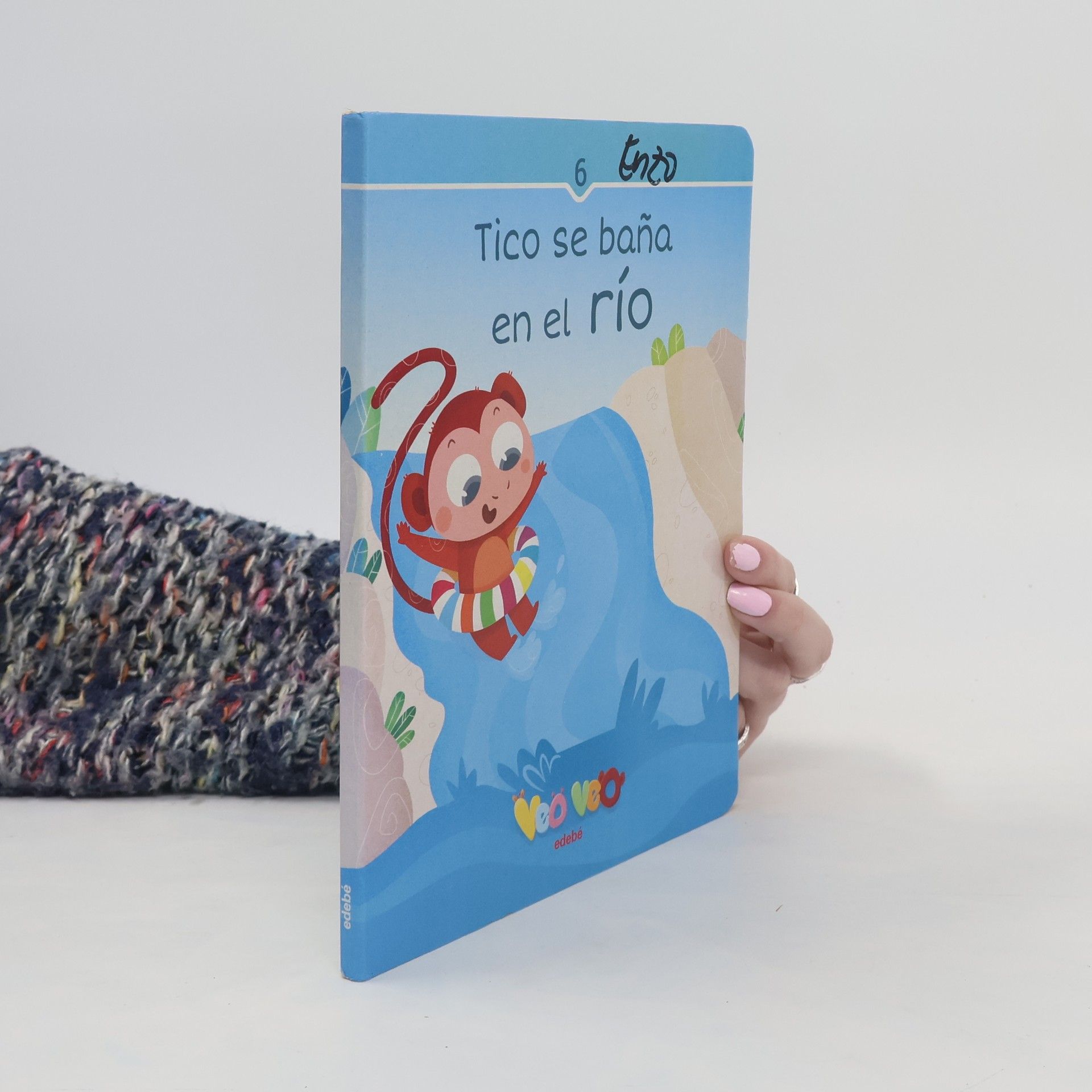 Various authors Tico se baña en el río